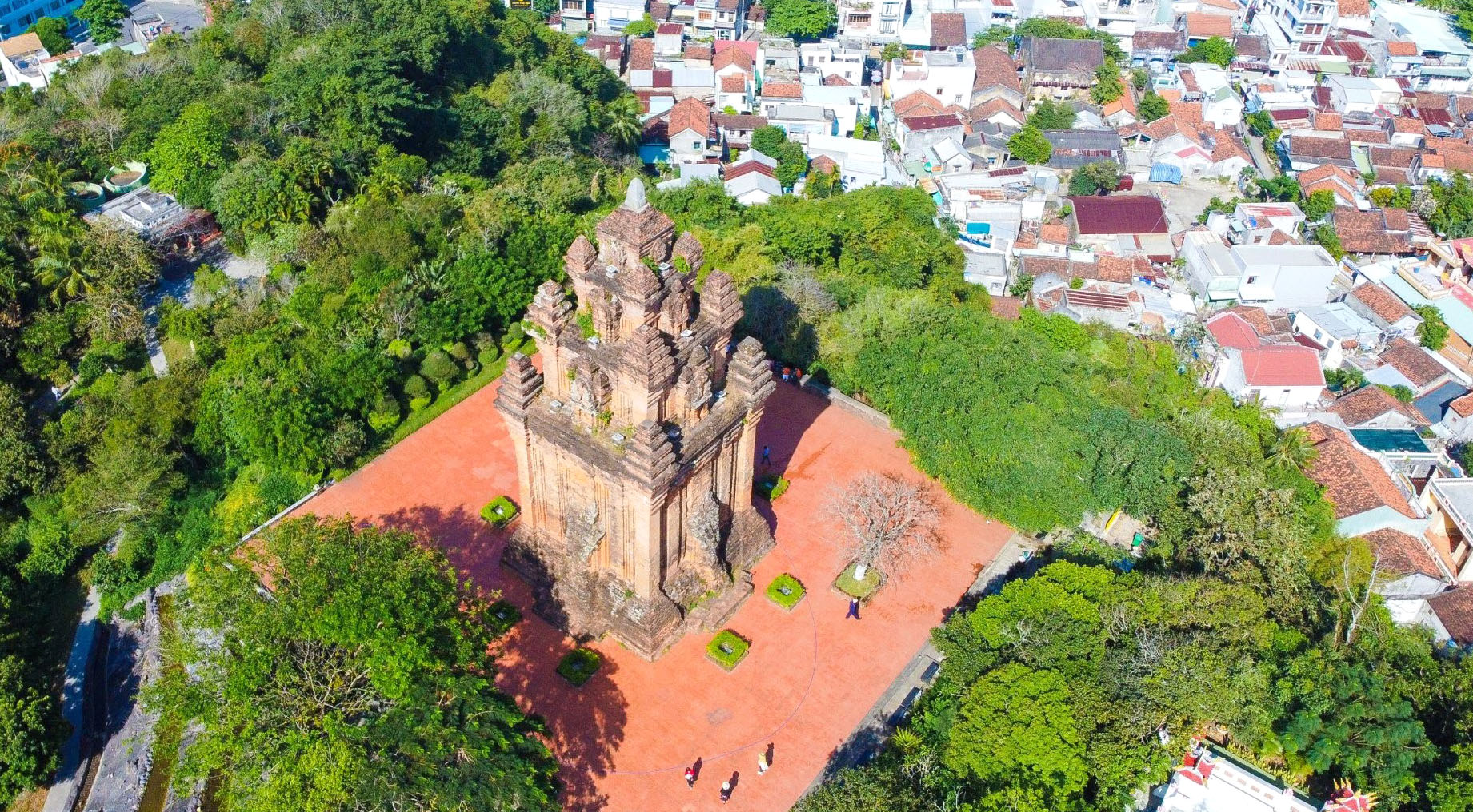 Tháp Nhạn là điểm đến yêu thích của nhiều du khách khi đến phía đông tỉnh Đắk Lắk- Ảnh: HN