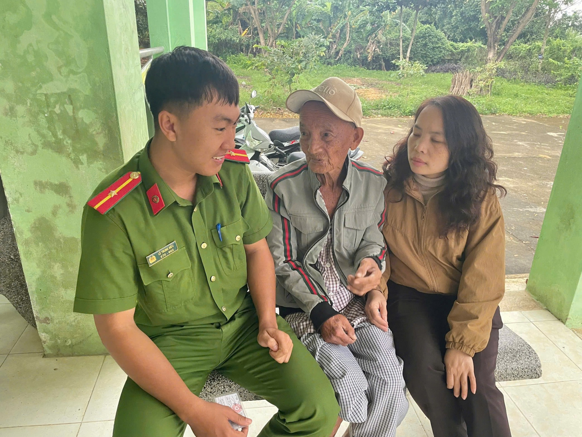 Người thân đến Công an xã Hòa Thịnh đón cụ ông Nguyễn Văn Đoán- Công an xã Hòa Thịnh