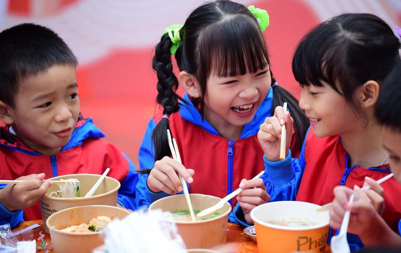 Niềm vui các em nhỏ vùng rốn lũ ăn phở- Ảnh: TQ