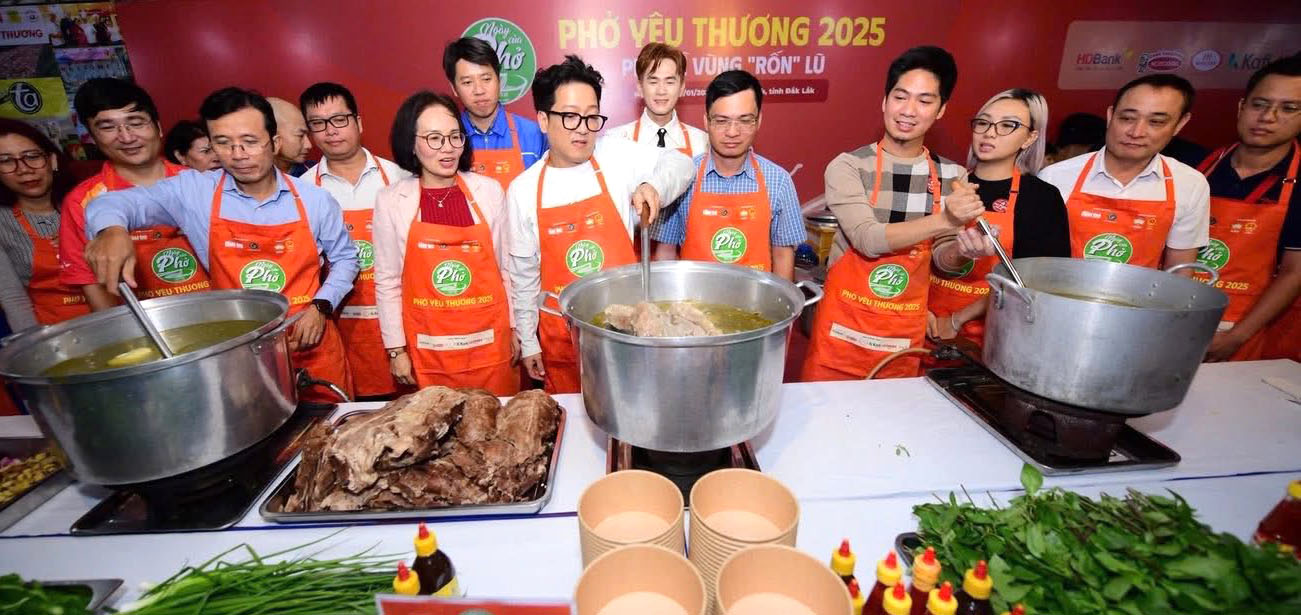 Nghệ sĩ Trường Giang cùng các nghệ nhân phở xắn tay áo nấu phở- Ảnh: TQ