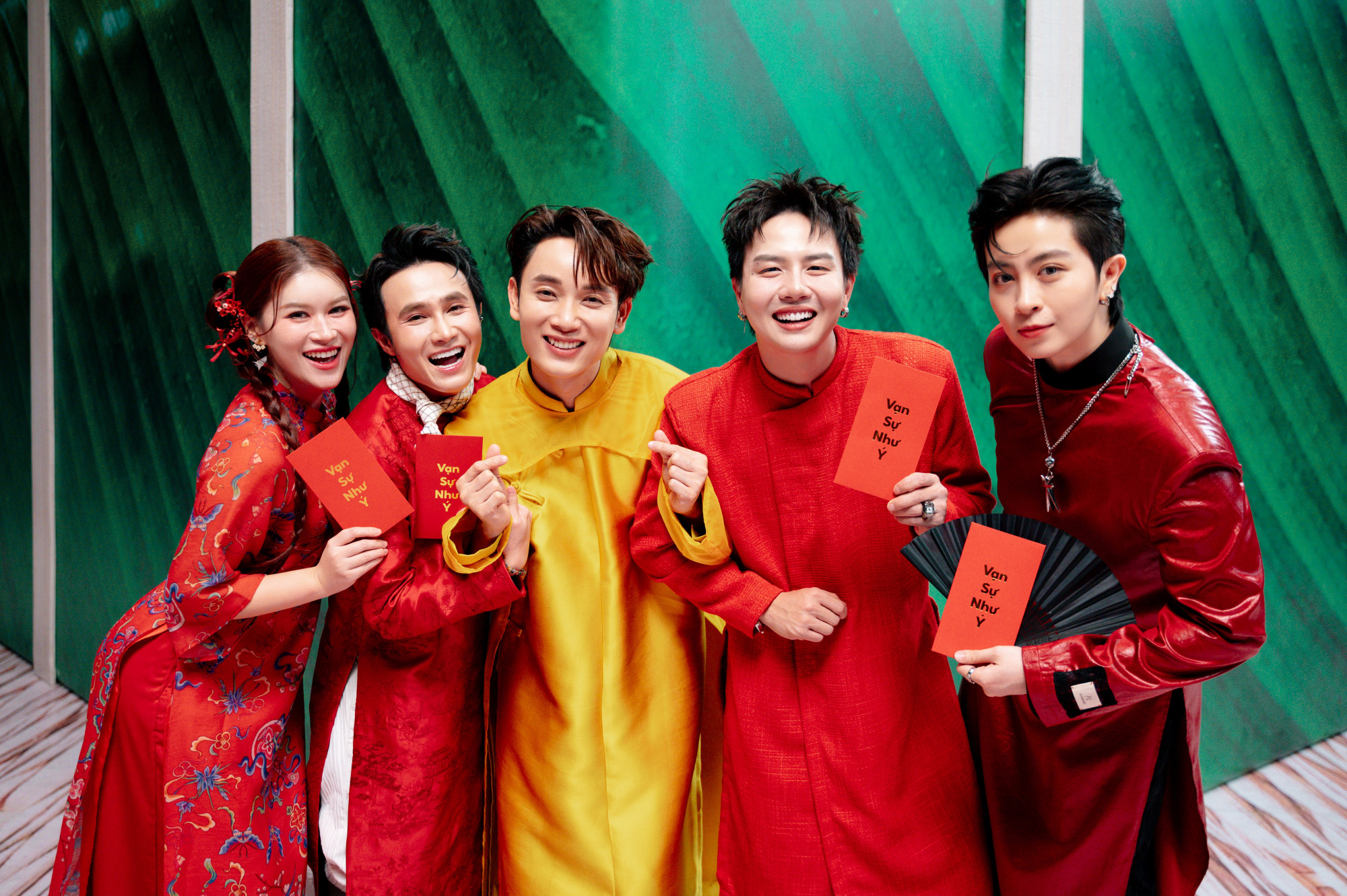 Các nghệ sĩ tham gia trong MV của Trúc Nhân (từ trái qua): Ngọc Thanh Tâm, 