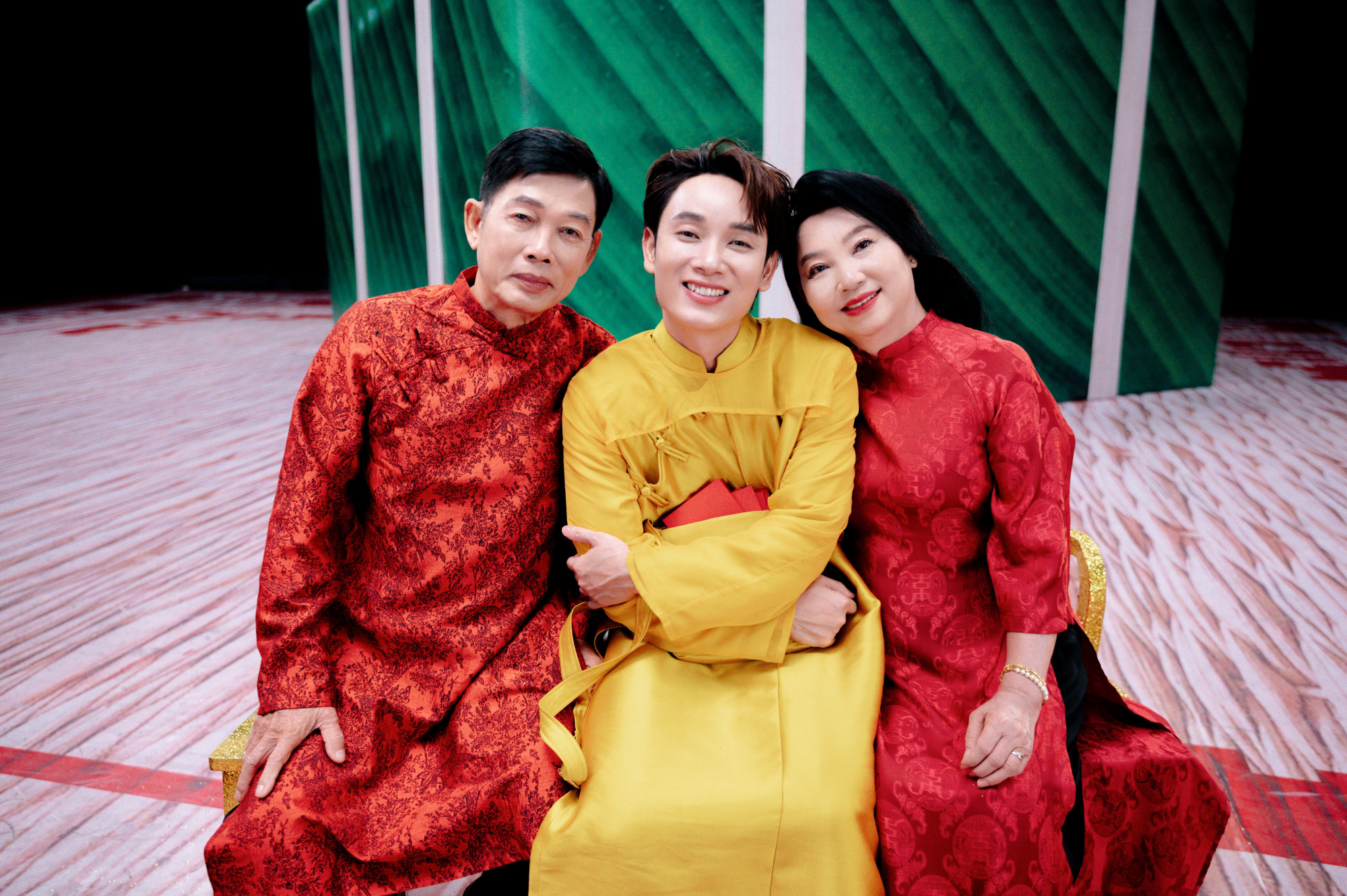 Trúc Nhân và cha mẹ trong MV