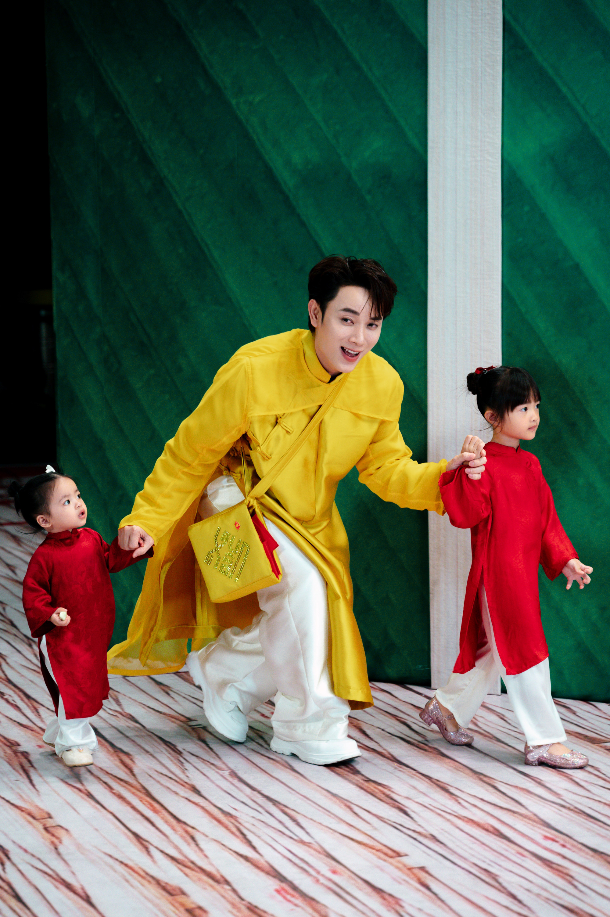 Trúc Nhân và 2 con của Đông Nhi, Ông Cao Thắng