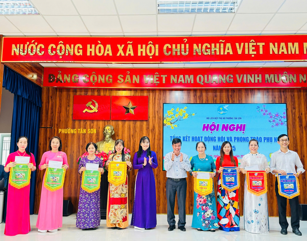 Hội LHPN phường cũng khen thưởng hội thi “Mảng xanh quanh tôi”. Hội thi nhằm hưởng ứng phong trào “Tân Sơn muôn sắc hoa” do MTTQ phường Tân Sơn phát động; góp phần xây dựng không gian sống xanh, sạch, đẹp, thân thiện với môi trường