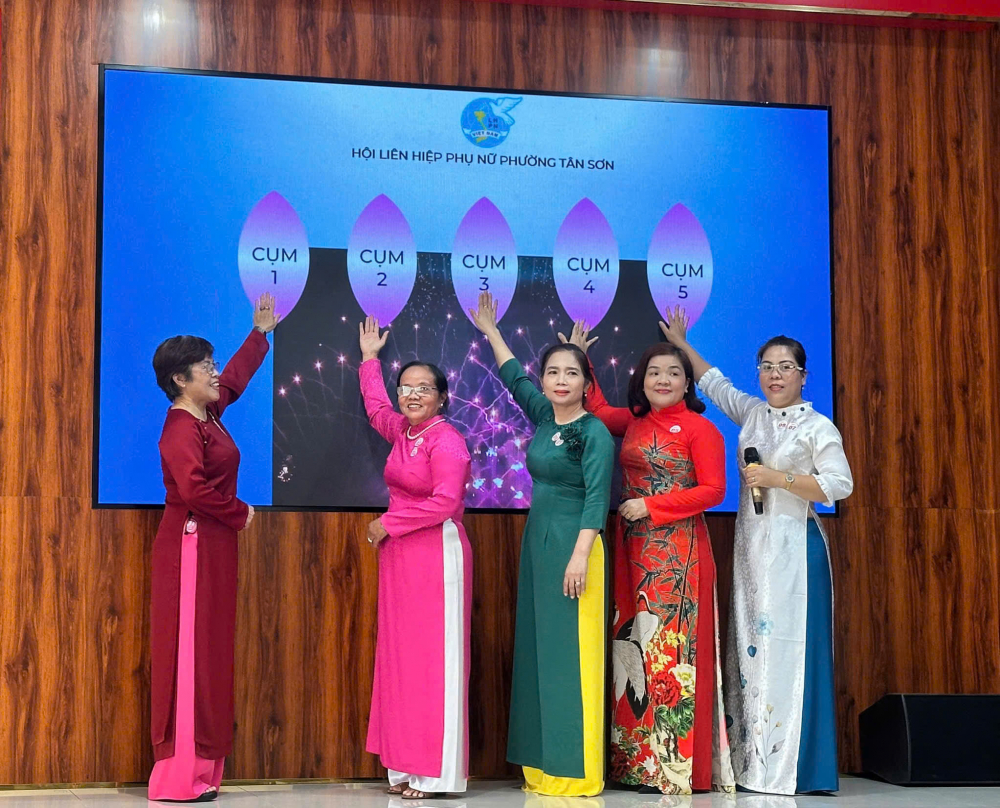 Đại diện 5 cụm thi đua của Hội LHPN phường thực hiện nghi thức ra mắt các công trình 