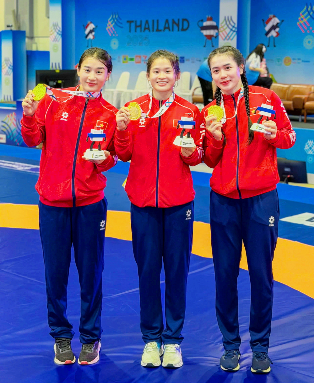 Từ bên phải, 3 chị em Mỹ Hạnh, Mỹ Trang, Mỹ Linh  cùng giành Huy chương Vàng môn vật tư do tại SEA Games 33 vào chiều 18/12/2025