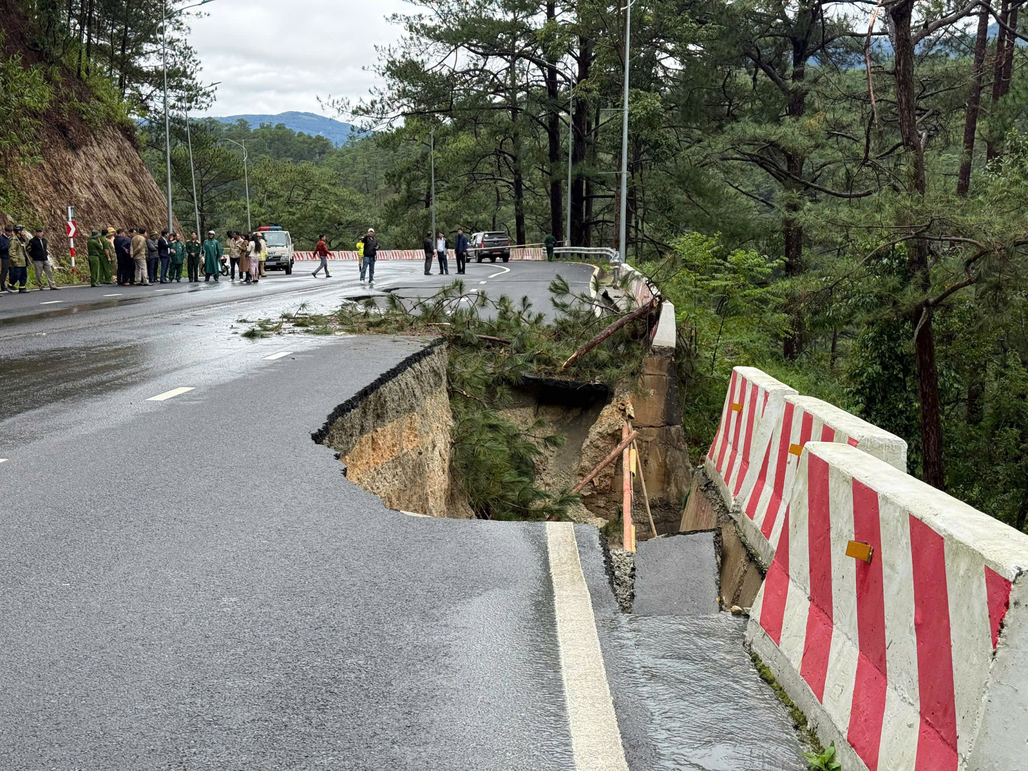 Đèo Prenn bị sạt lở do mưa bão vào tháng trước
