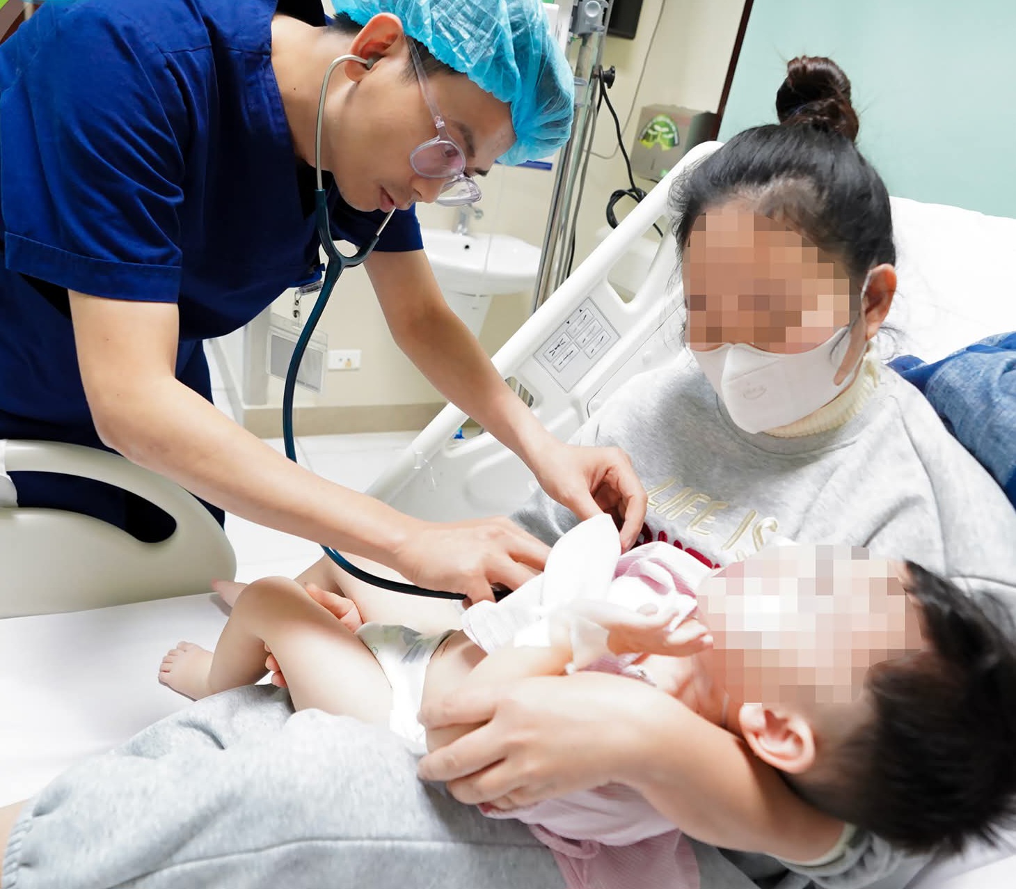 Các bác sĩ chăm sóc bé 3 tuổi bị chó cắn thấu ngực - ảnh: Bệnh viện cung cấp