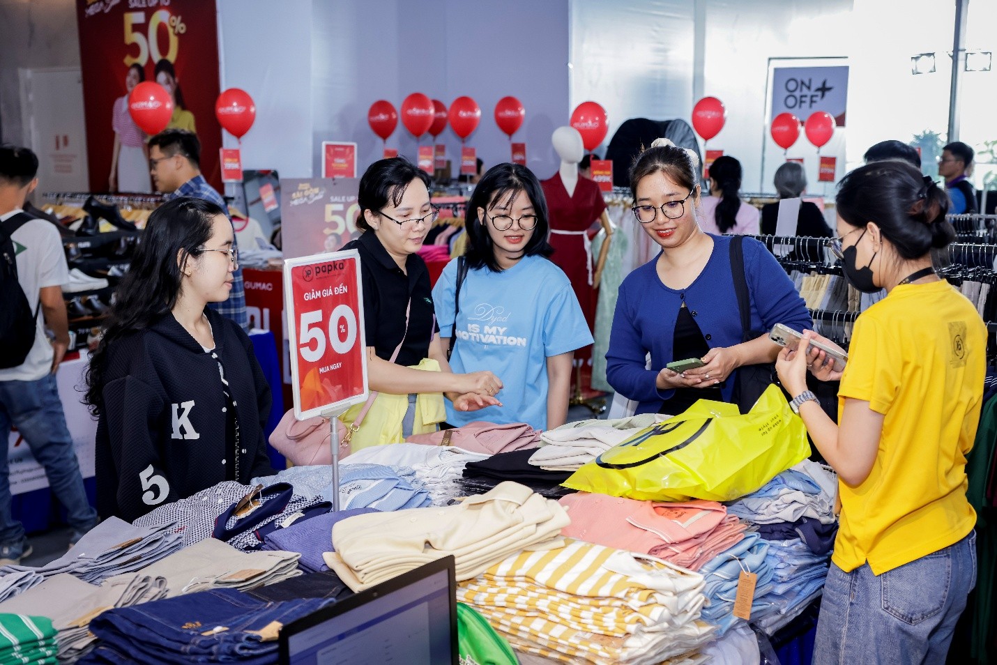 Các mức ưu đãi được áp dụng từ 10% đến 80%, cùng nhiều chương trình khuyến mại hấp dẫn như mua 1 tặng 1, mua 2 tặng 1,