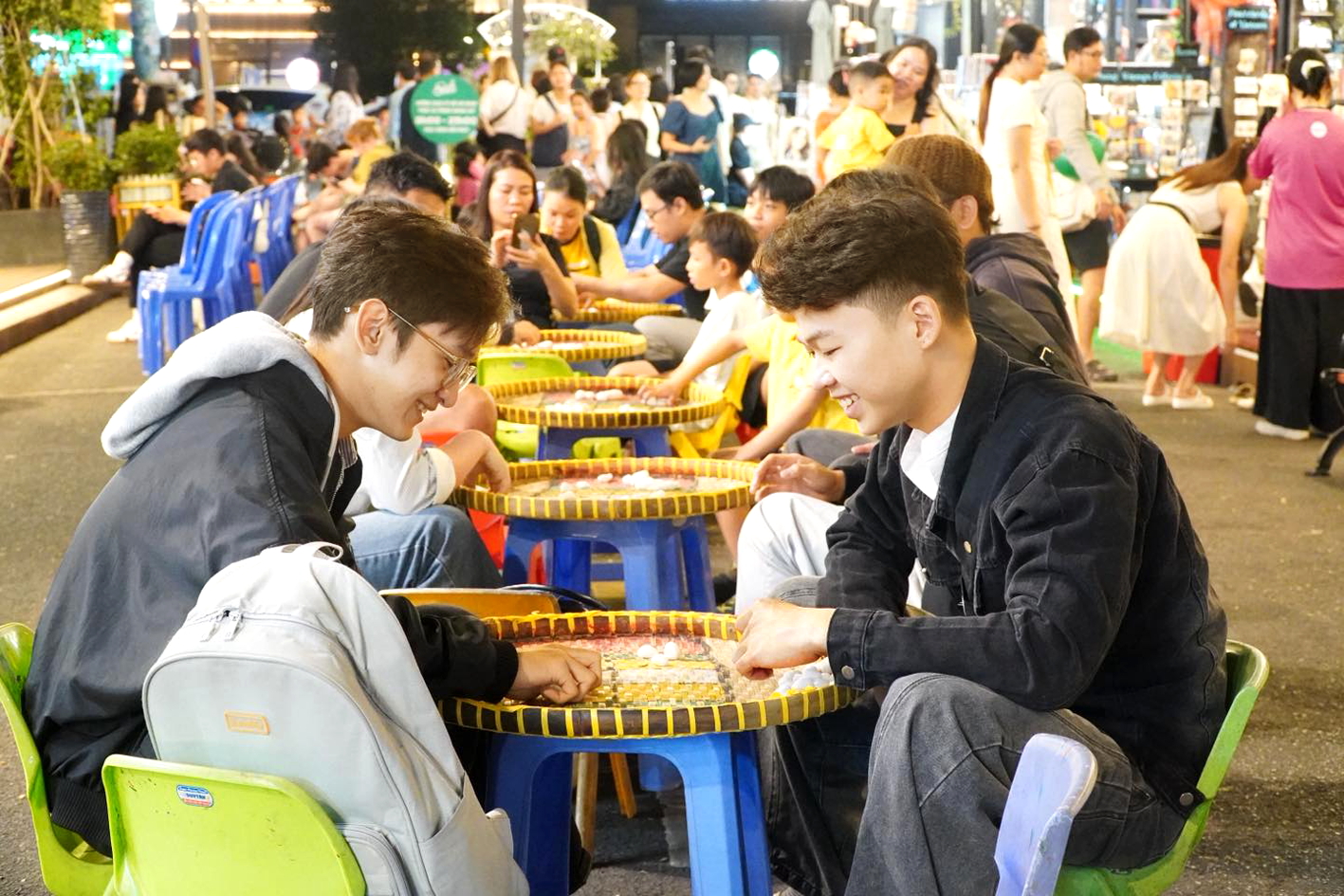 Các sự kiện về đêm đã mang đến cho Đường sách TPHCM luồng sinh khí mới sau 10 năm hoạt động - Nguồn ảnh: Đường sách TPHCM