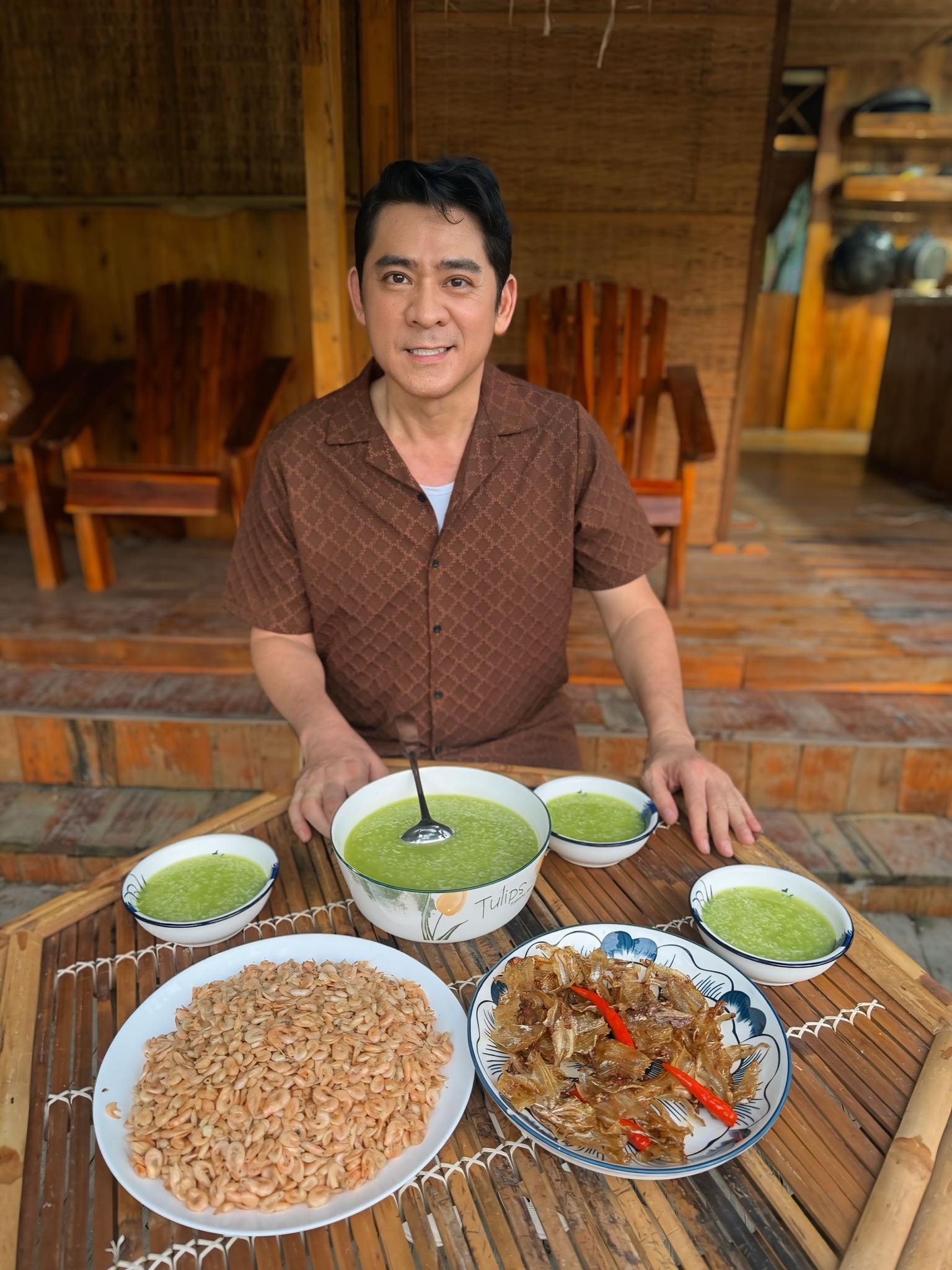 Diễn viên Huỳnh Anh Tuấn nấu món cháo lá dứa ăn với tép rang