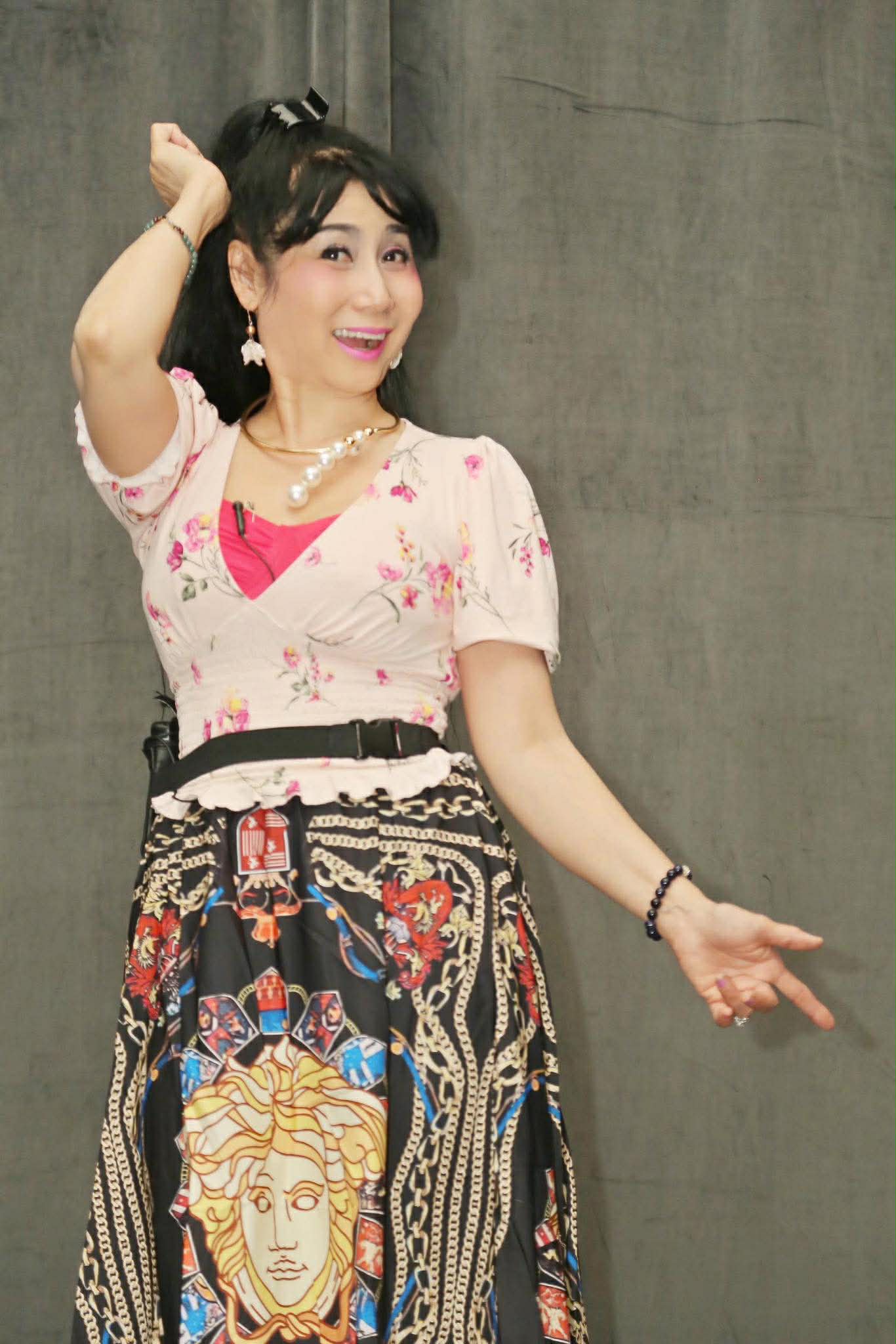 Nghệ sĩ Uyên Thảo bất ngờ trở lại sân khấu với vai diễn cô giáo dạy nhạc, tên mai thị nhạc nhưng tìm hoài không ra học viên học nhjac.