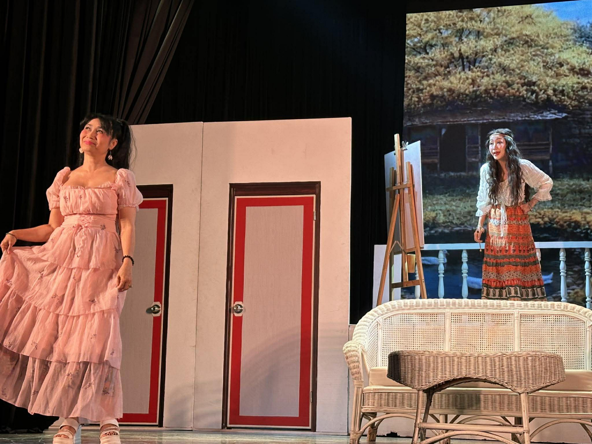 Nghệ sĩ Uyên Thảo và Ốc Thanh Vân trong vở Tương đối rối tương phùng