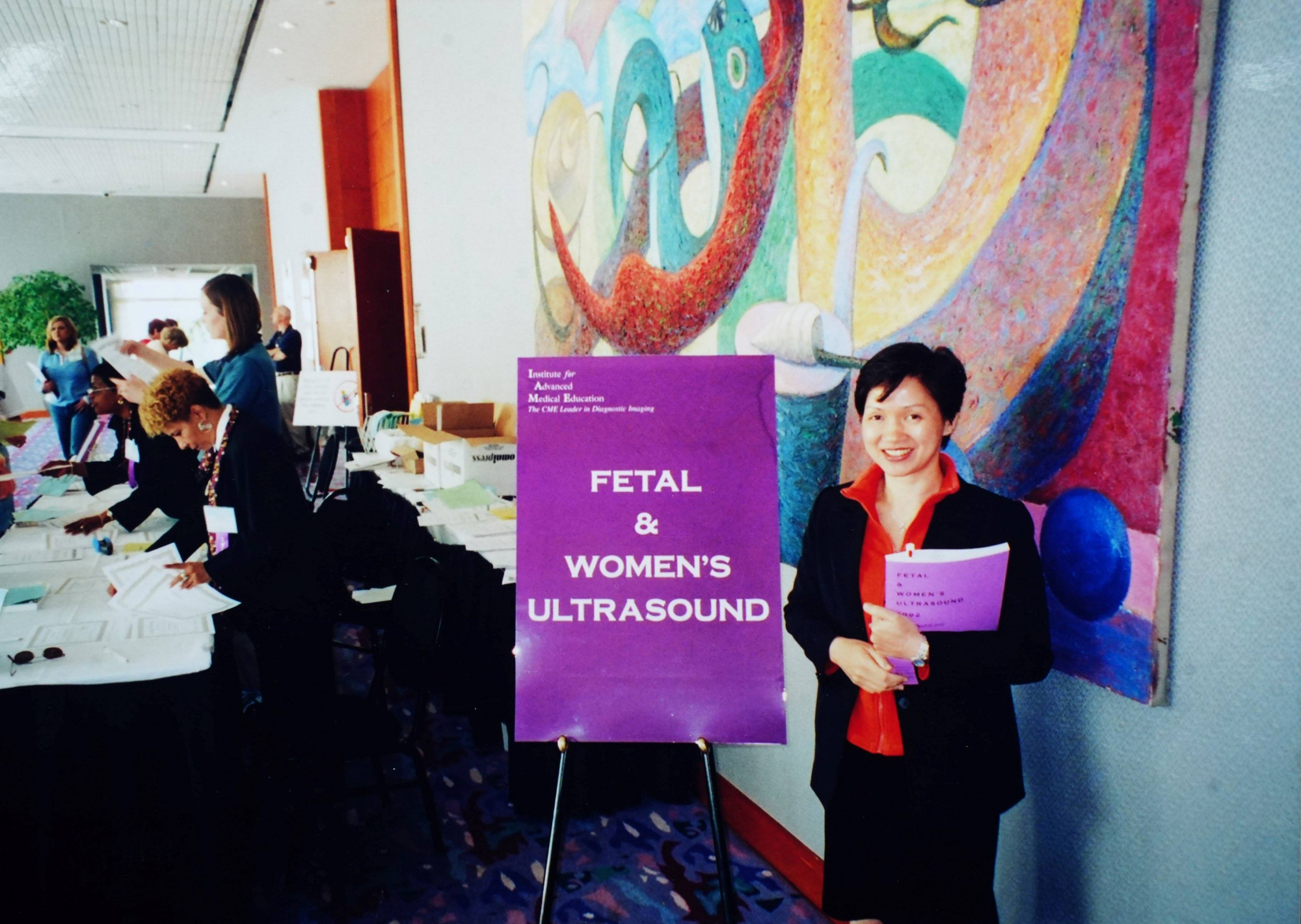 Nữ chuyên gia hơn 4 thập niên bảo vệ những thai kỳ nguy cơ cao Bác sĩ Tân Sinh tham gia hội nghị Siêu âm thai và phụ khoa tại Pháp - Ảnh: Vinmec