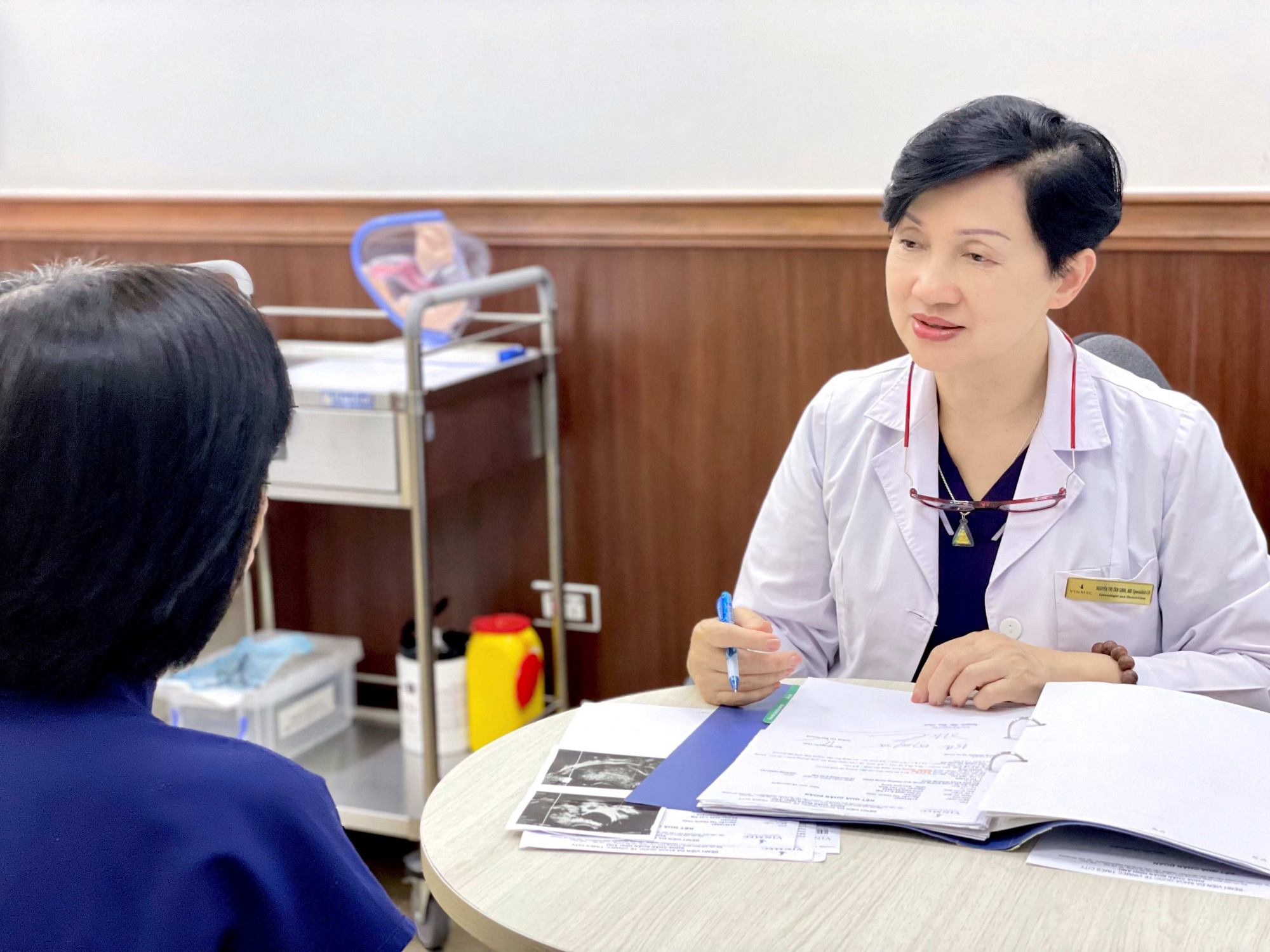 Nữ chuyên gia hơn 4 thập niên bảo vệ những thai kỳ nguy cơ cao Với bác sĩ Nguyễn Thị Tân Sinh, mỗi quyết định cần có tình yêu thương, kiến thức và trách nhiệm - Ảnh: Vinmec