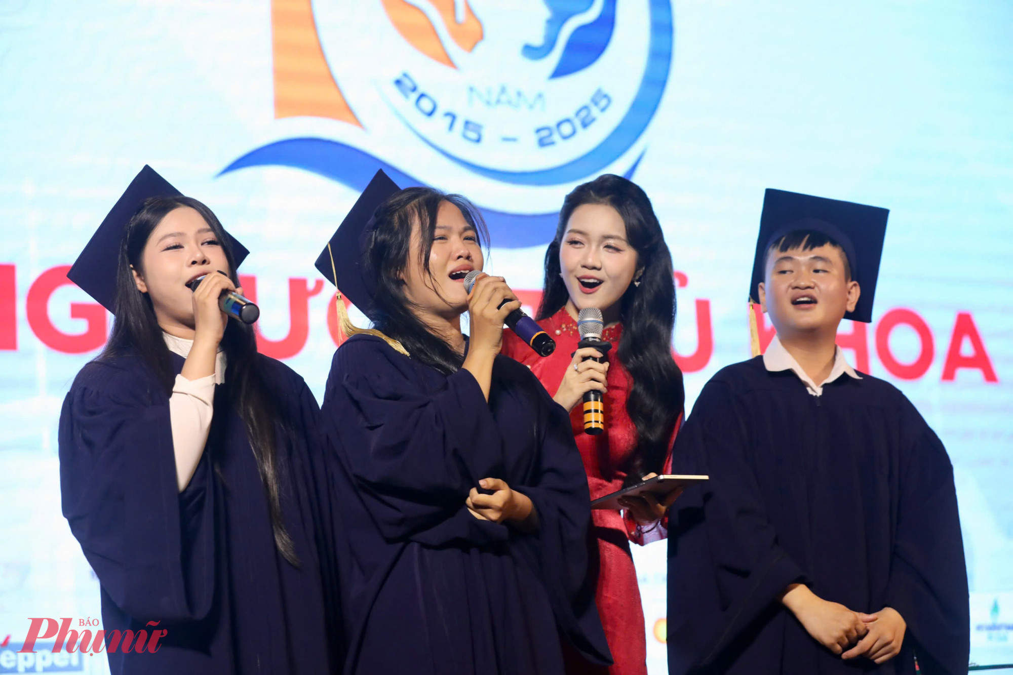 Nhật Thiện (giữa) và Quyết Thắng (bìa phải) giao lưu