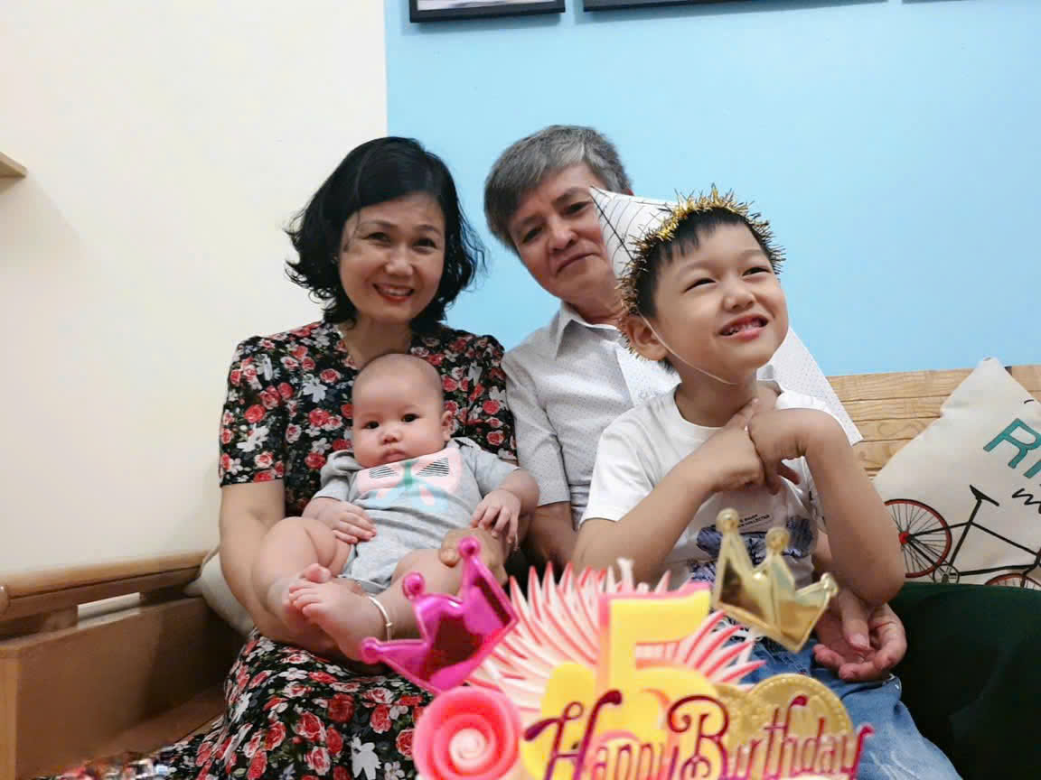 Bố mẹ chồng và 2 con của chị Trang trong buổi tiệc sinh nhật - Ảnh do nhân vật cung cấp