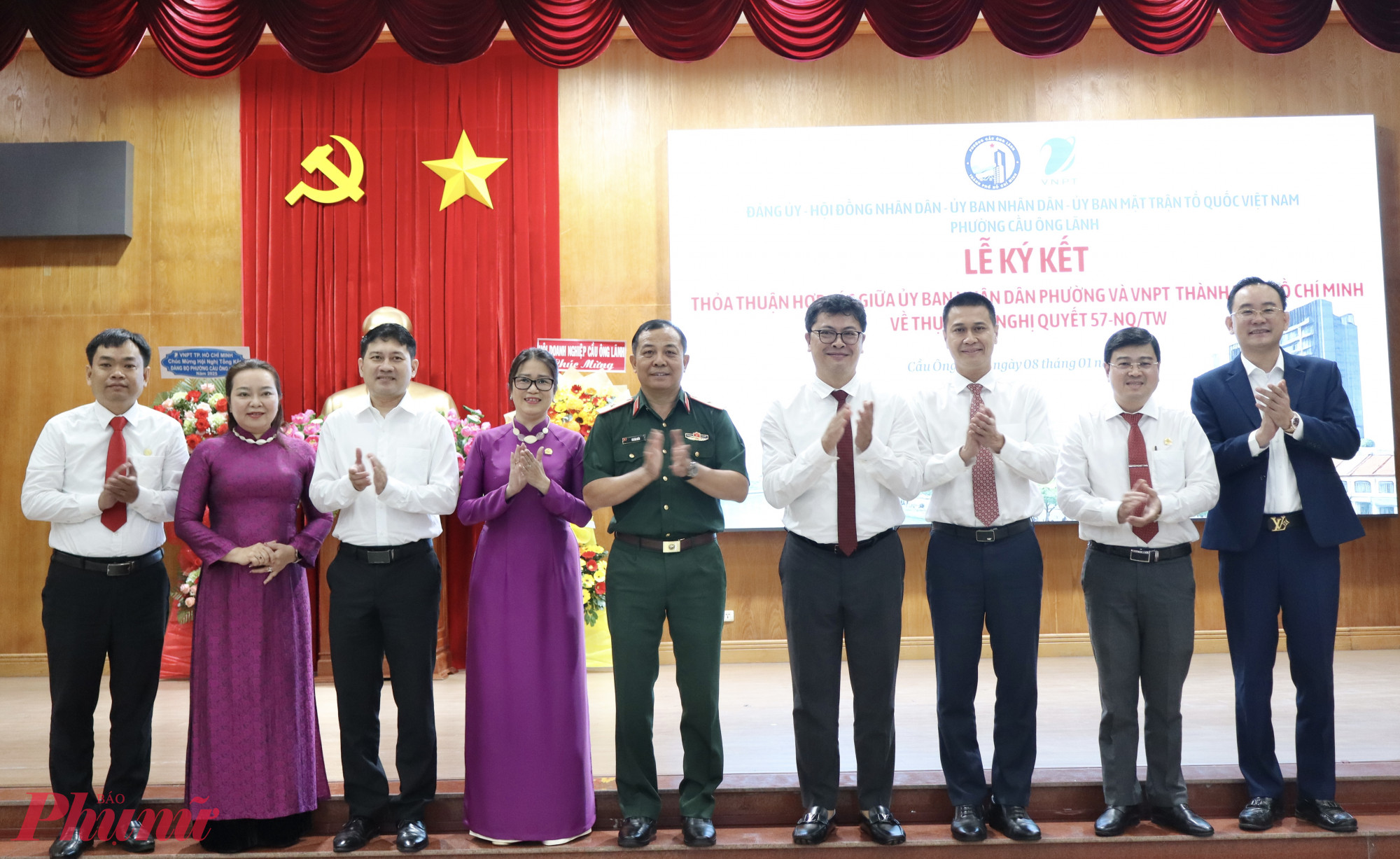 Phường Cầu Ông Lãnh lấy người dân làm trung tâm trong chuyển đổi số Lễ ký kết thỏa thuận hợp tác với VNPT TPHCM về triển khai Nghị quyết 57 - Ảnh: Thanh Tâm