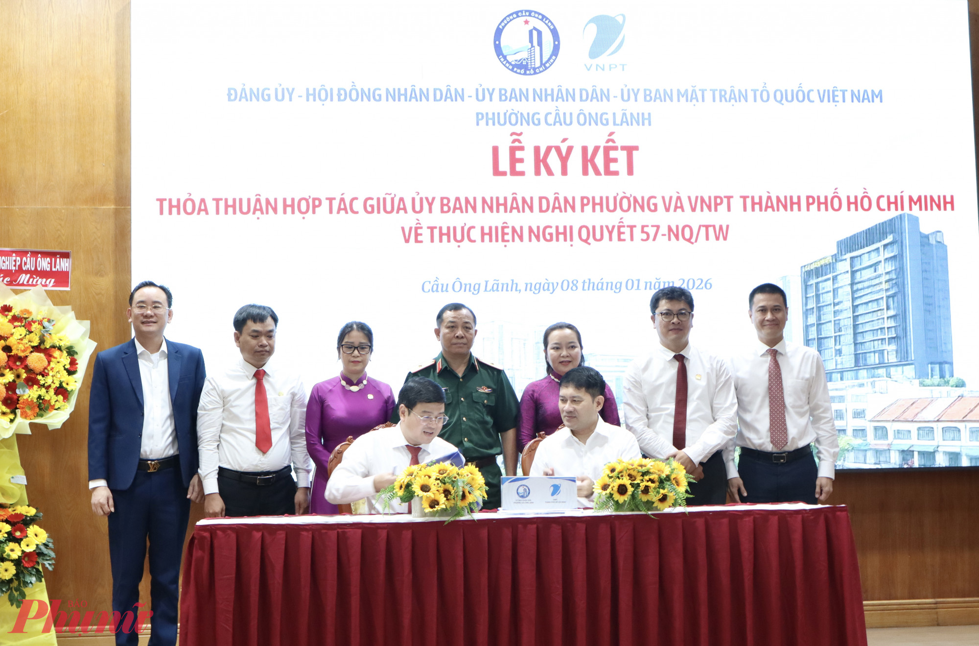 Phường Cầu Ông Lãnh lấy người dân làm trung tâm trong chuyển đổi số Lãnh đạo phường Cầu Ông Lãnh ký kết hợp tác với VNPT