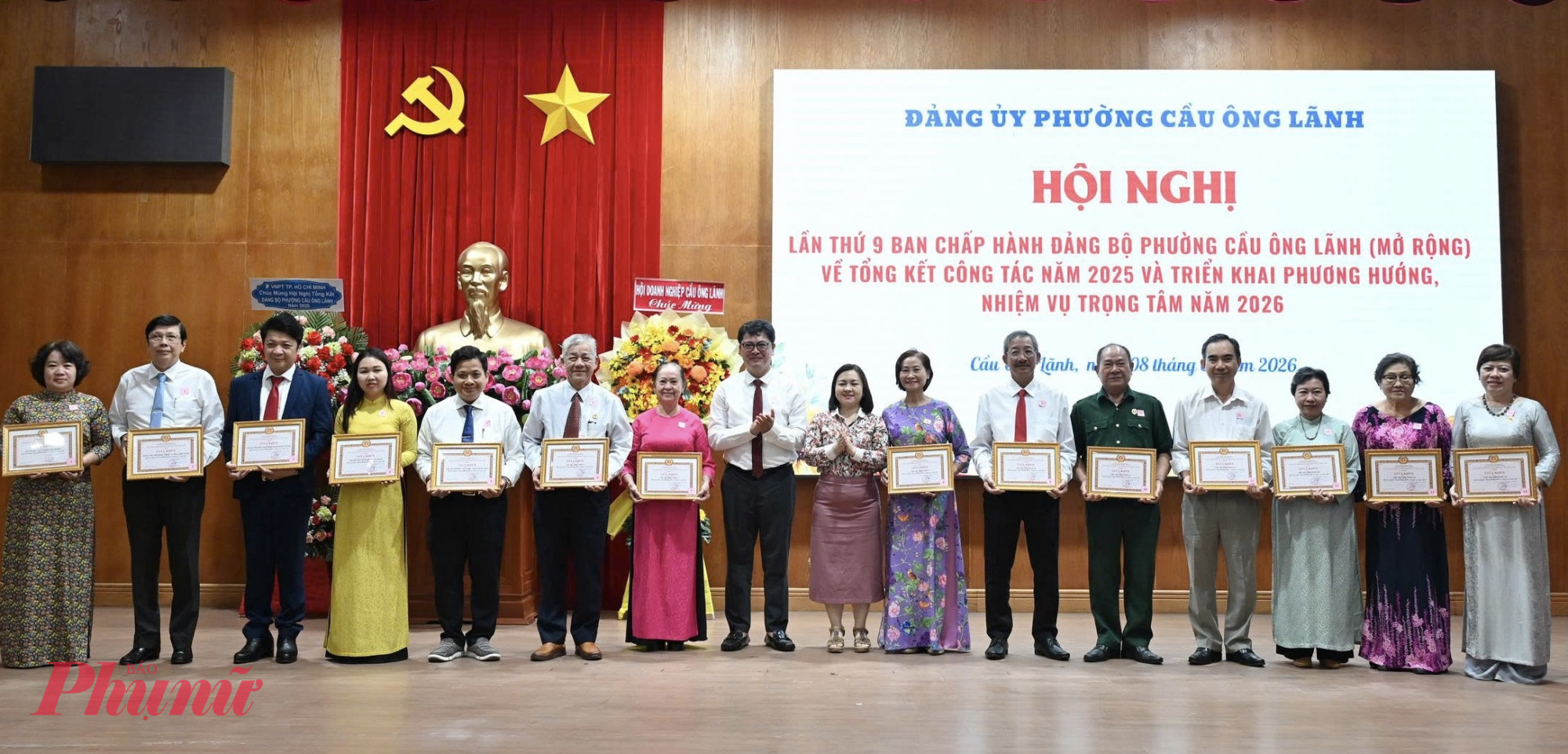 Phường Cầu Ông Lãnh lấy người dân làm trung tâm trong chuyển đổi số Ông Vũ Duy An - Bí thư Đảng uỷ phường Cầu Ông Lãnh và bà Lê Thị Phương Lan