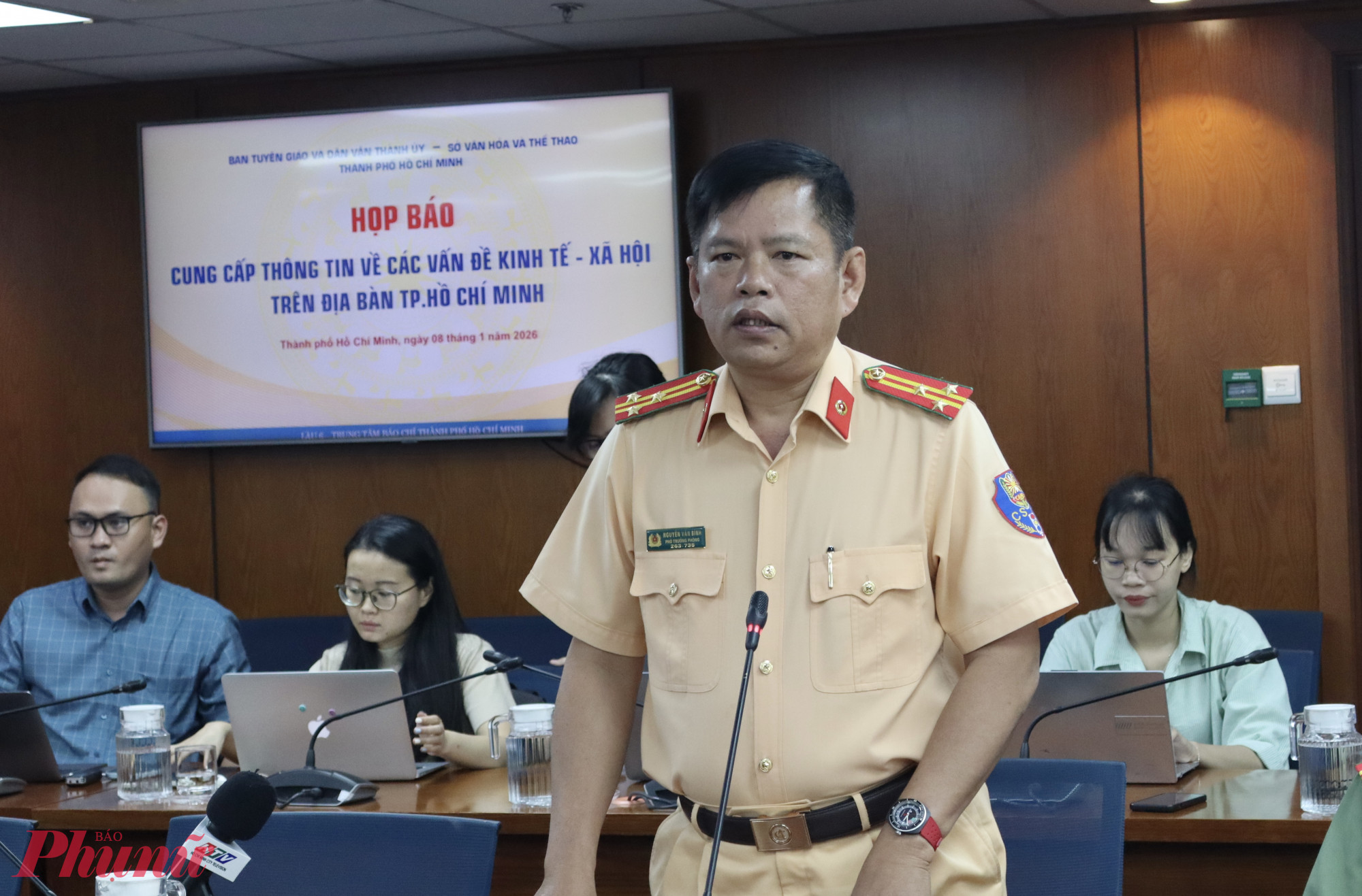 Thượng tá Nguyễn Văn Bình – Phó Trưởng Phòng Cảnh sát giao thông (CSGT), Công an TPHCM thông tin tại buổi họp báo - Ảnh: Thanh Tâm