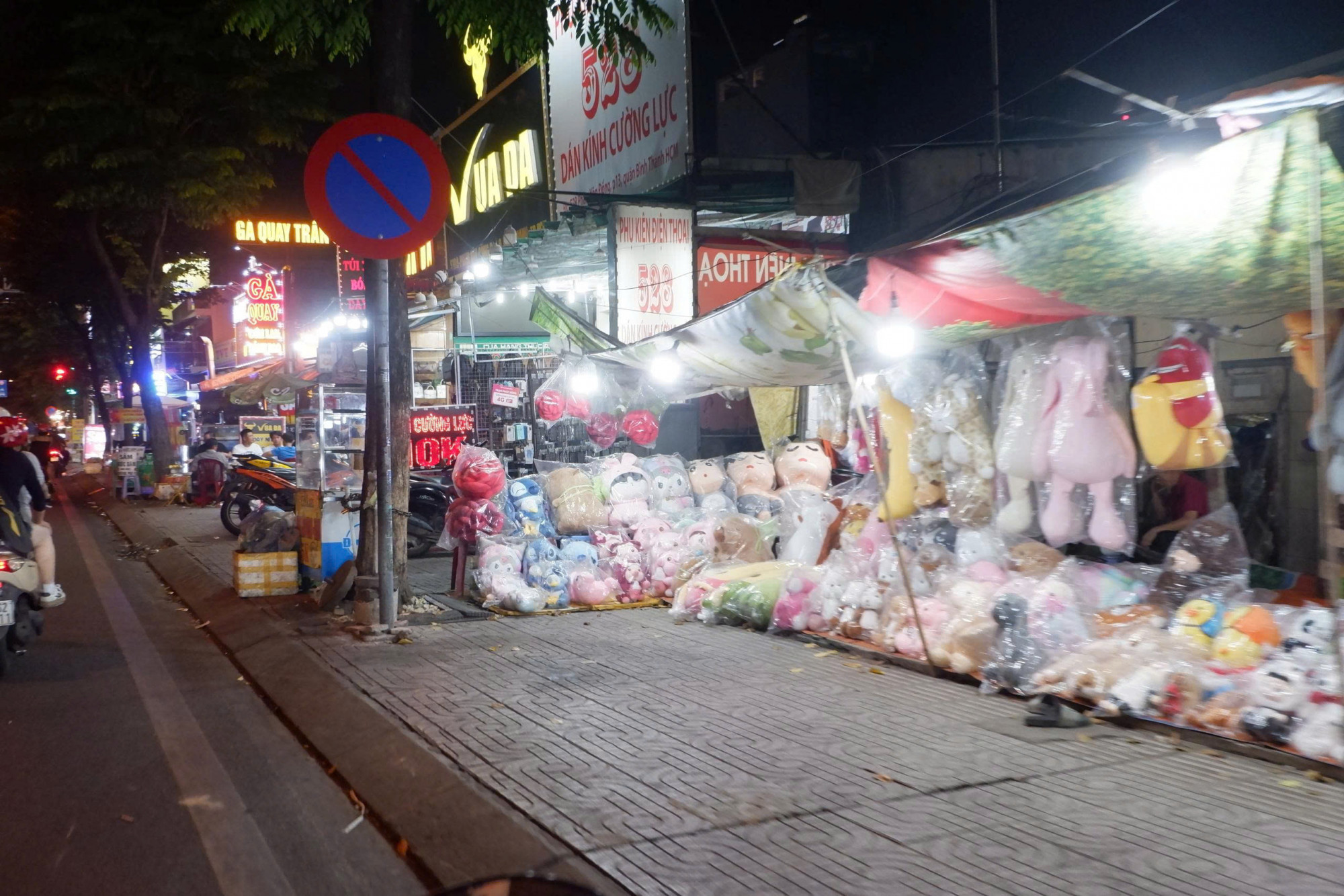 Vỉa hè đường Phạm Văn Đồng, đoạn gần giao lộ Nguyễn Xí, phường Bình Lợi Trung bị lấn chiếm. Ảnh: Huy Trình.