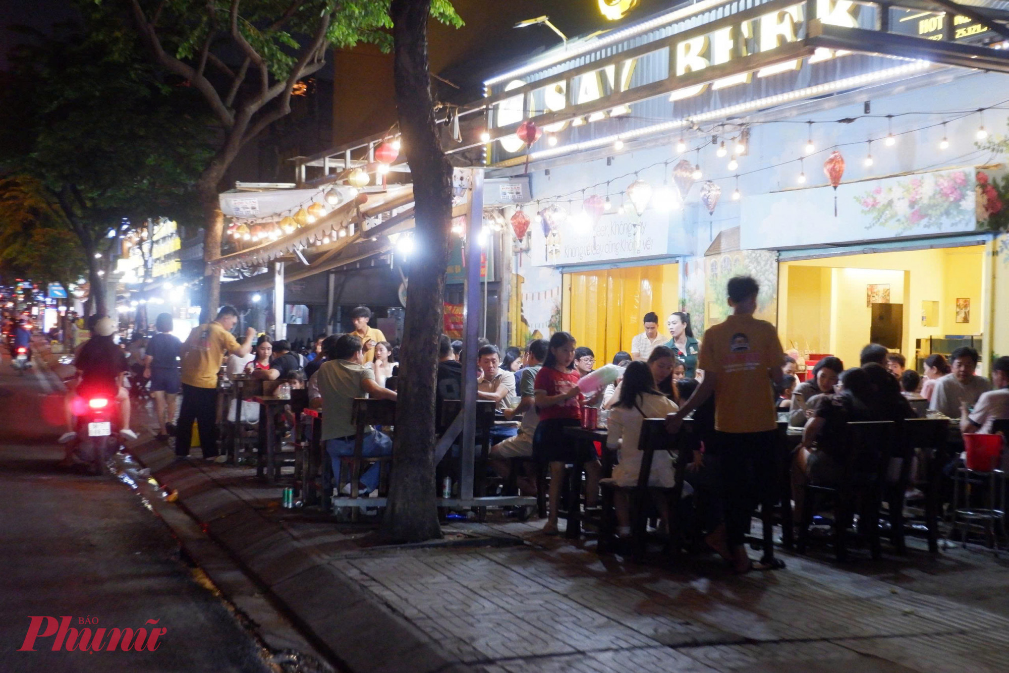 Một quán nhậu lấn chiếm hết vỉa hè, không còn chỗ cho người đi bộ. Ảnh: Huy Trình.