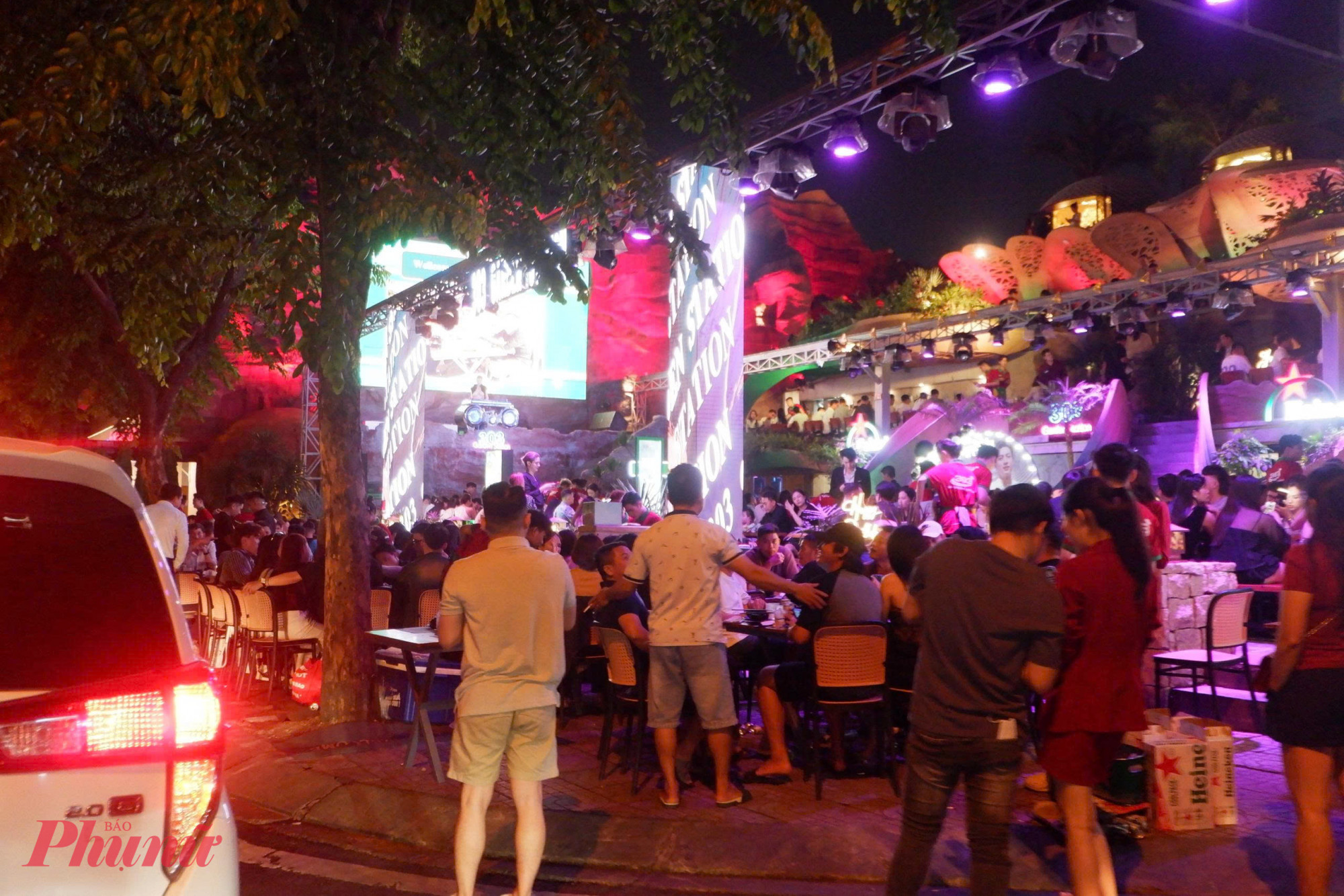 Một quán nhậu bít luôn cả lối đi. Ảnh: Huy Trình.