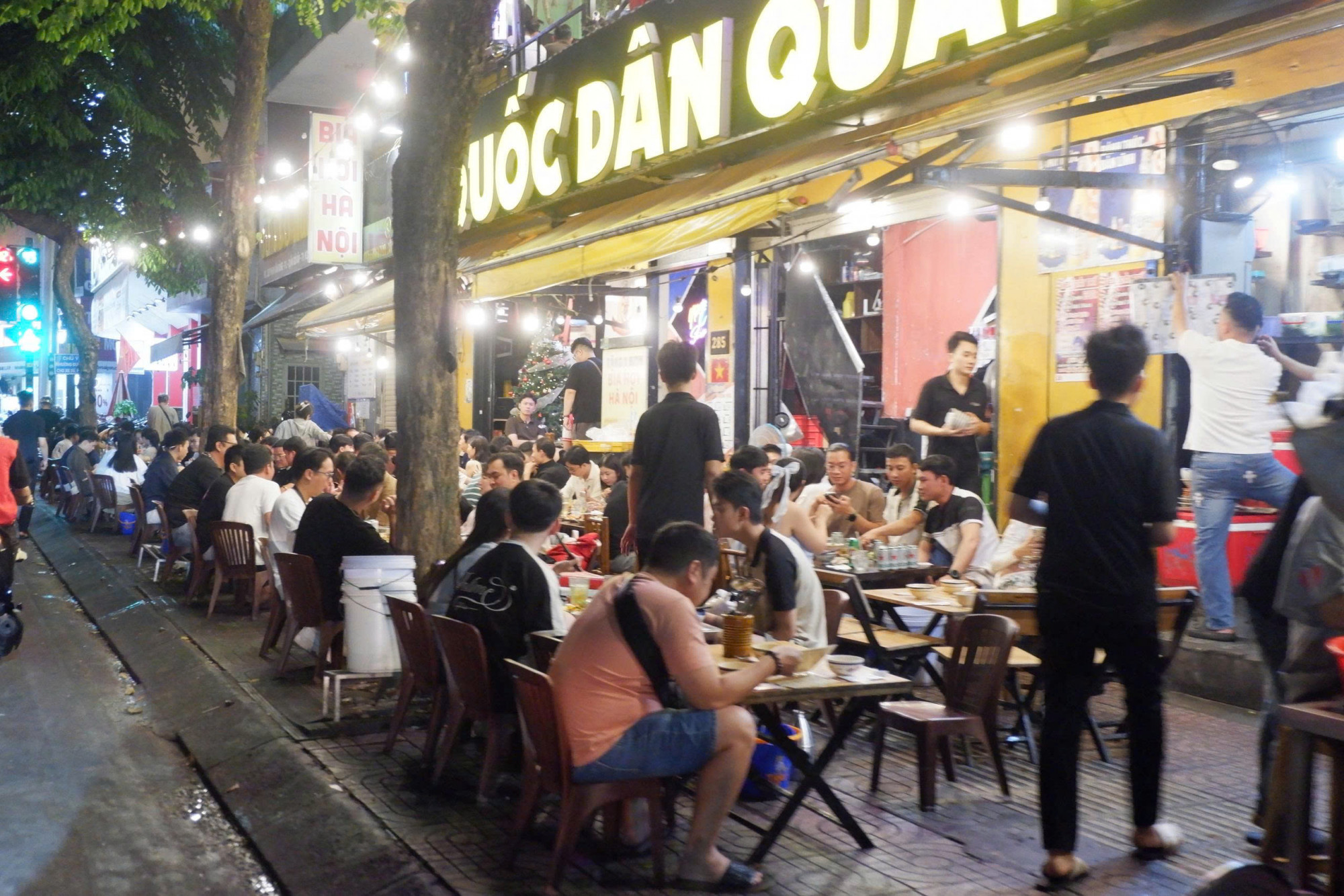 Vỉa hè đường Phạm Văn Đồng biến thành quán quán, bãi giữ xe. Ảnh: Huy Trình.