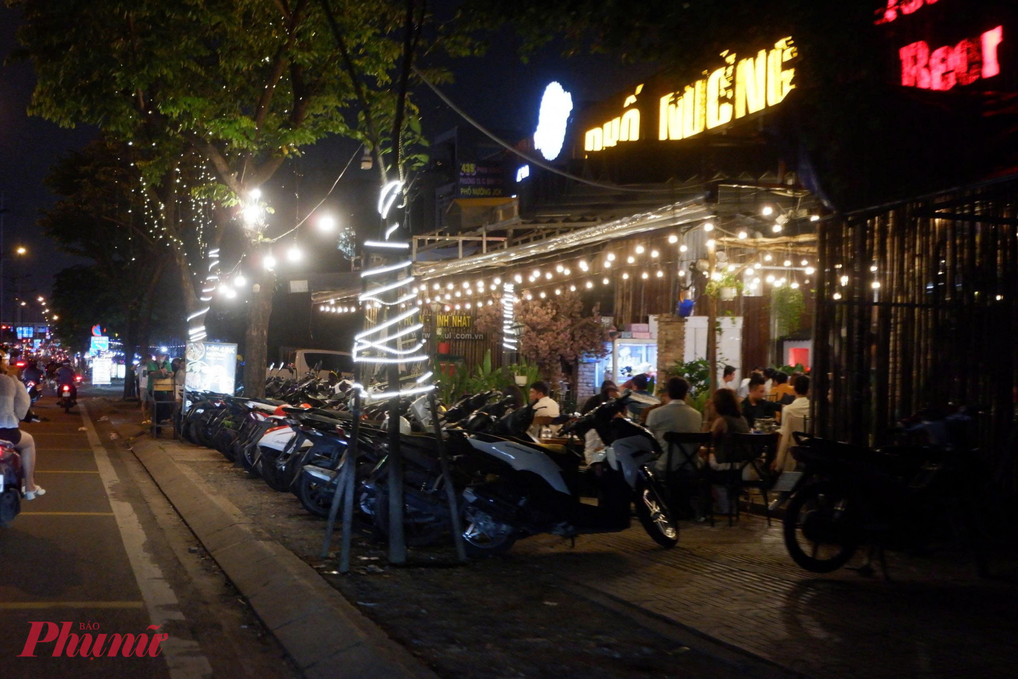 Vỉa hè bị bịt kín bởi những chiếc xe máy của hàng quán. Ảnh: Huy Trình.