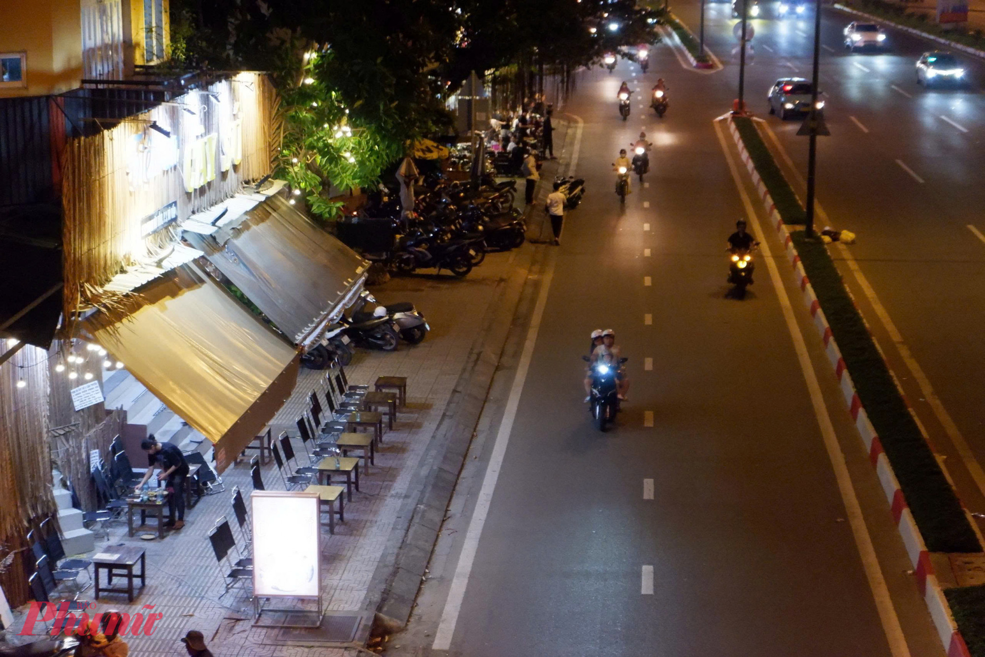 Vỉa hè biến thành bãi giữ xe, hàng quán... Ảnh: Huy Trình.