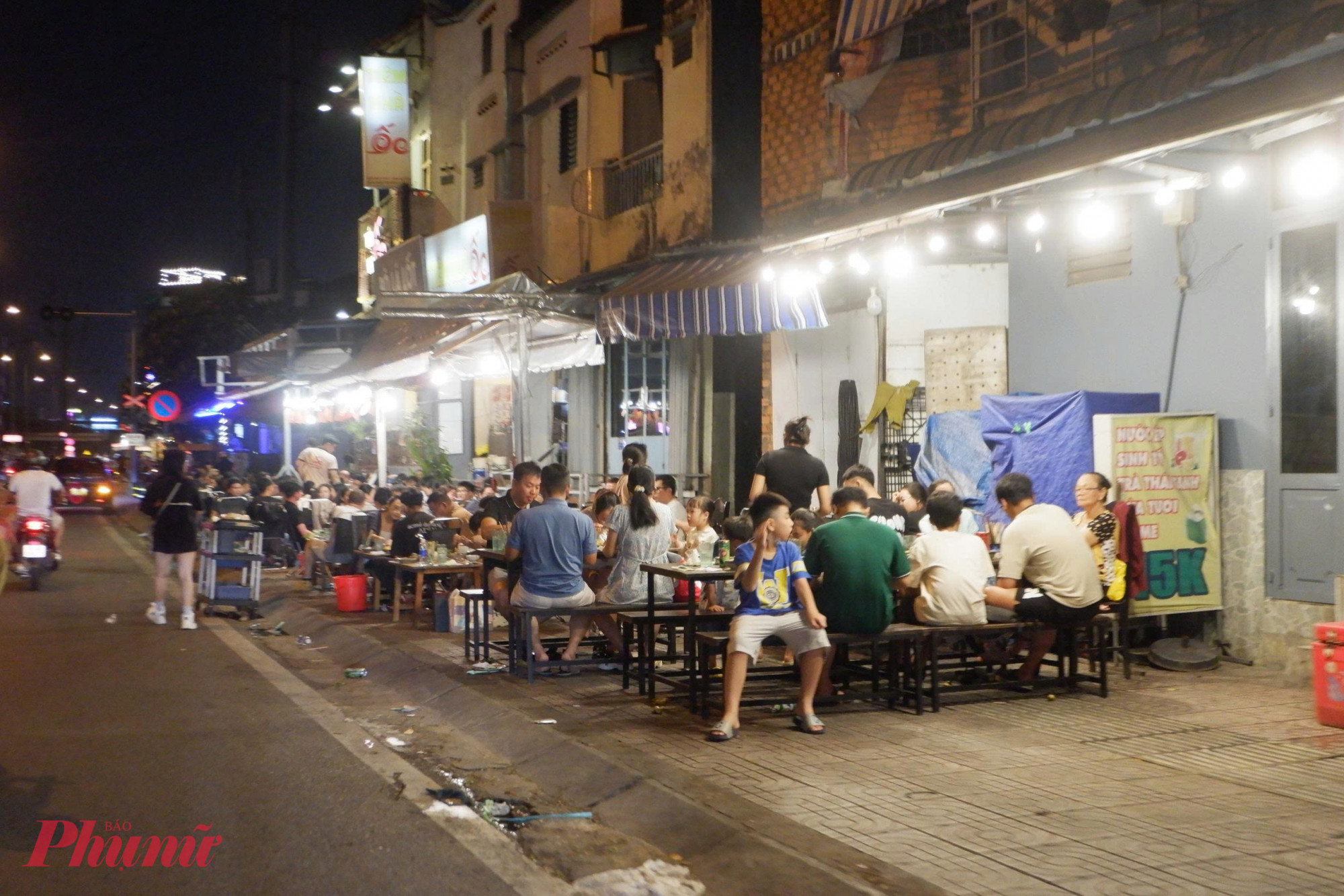 Vỉa hè bị lấn chiếm, người đi bộ phải đi dưới lòng đường, tiềm ẩn nguy cơ tai nạn giao thông. Ảnh: Huy Trình.