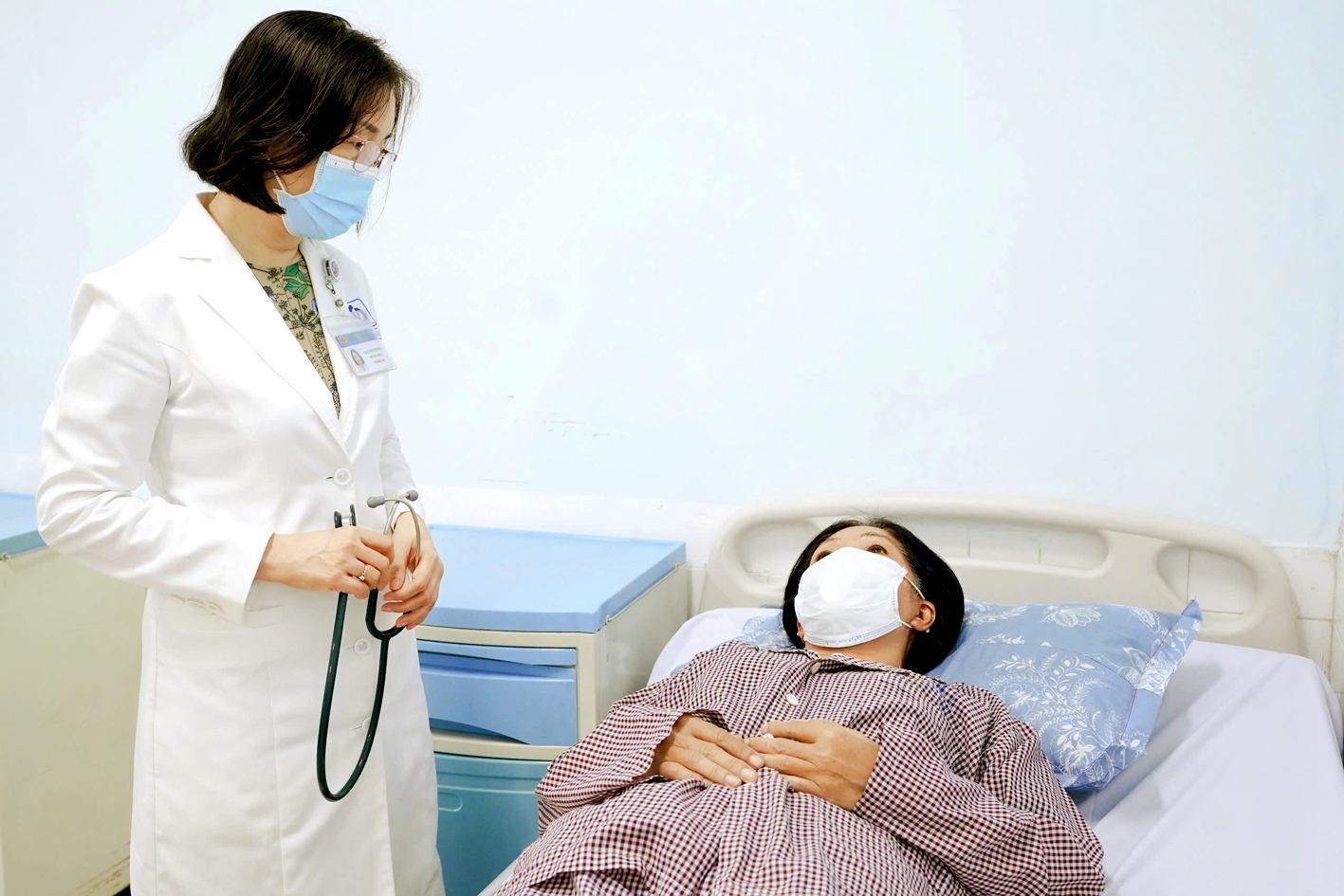 Viêm phổi mùa lạnh có nguy cơ tăng cao Bác sĩ Lê Thị Thu Hương - Trưởng khoa Nội hô hấp, Bệnh viện Nhân dân Gia Định - thăm khám cho người bệnh