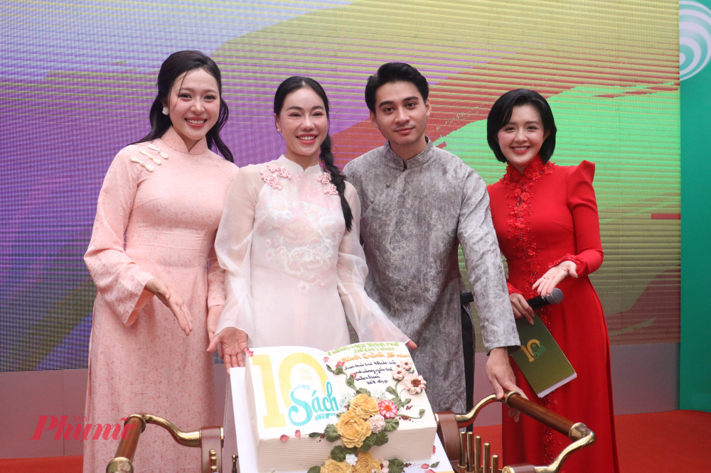 Khoảnh khắc các khách mời lưu giữ kỉ niệm cạnh chiếc bánh kem kỷ niệm 10 năm Đường Sách TPHCM