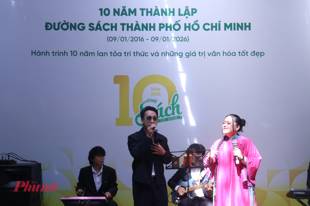 Không gian nơi Đường Sách luôn tràn ngập tiếng cười và những khúc hát yêu đời, lạc quan