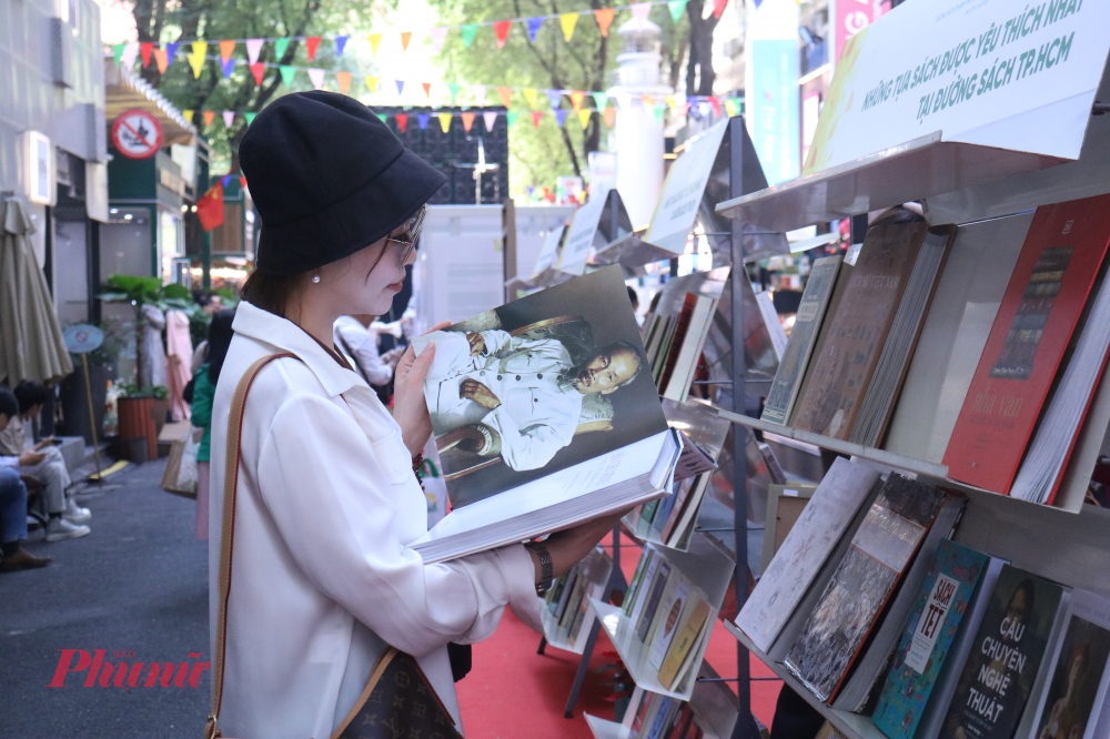 Độc giả dừng chân trước những kệ sách quy tụ các tựa sách được yêu thích nhất