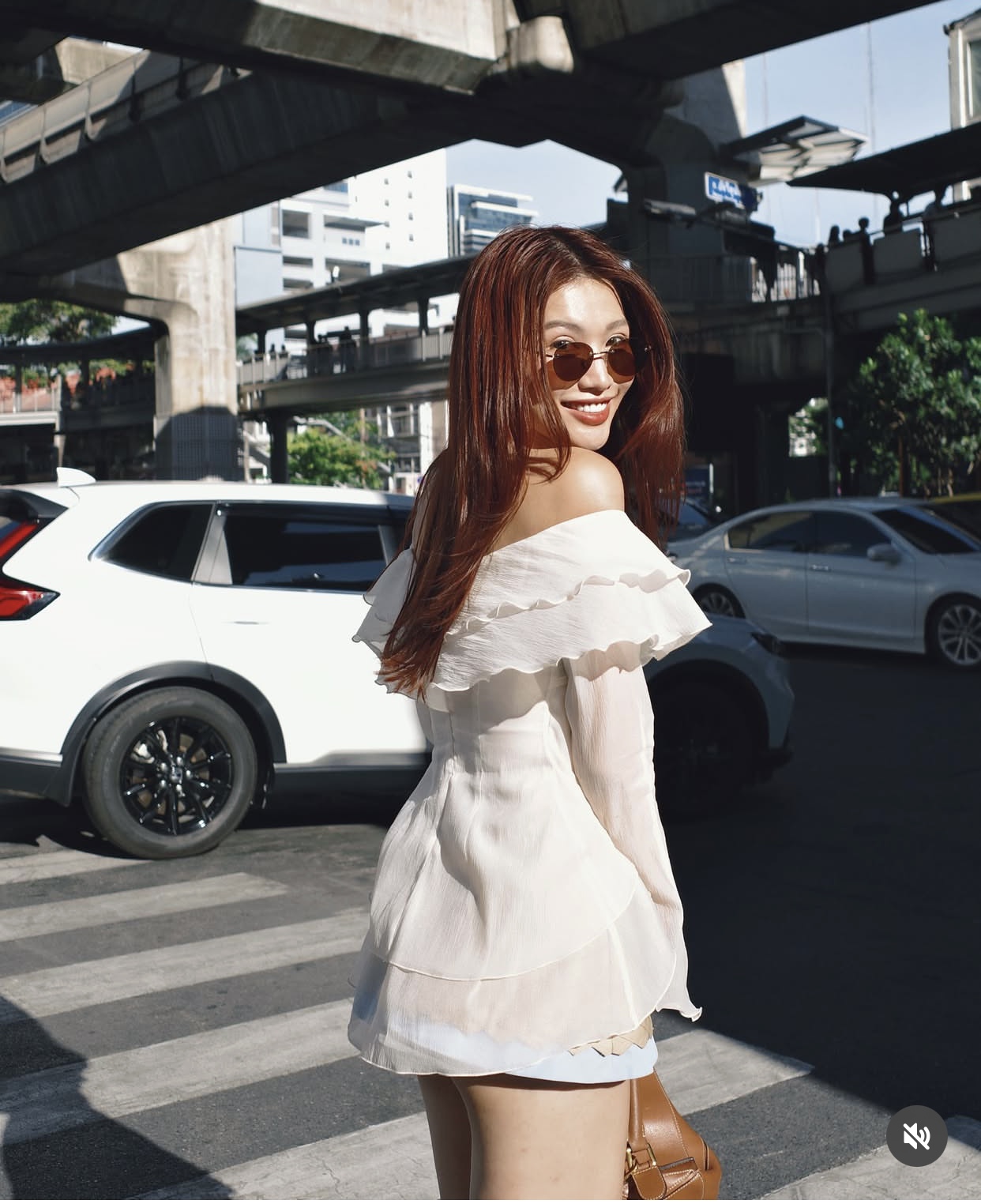 Ở đời thường, Quỳnh Châu vẫn trung thành với phong cách nữ tính pha chút phóng khoáng. Những chiếc váy trễ vai, váy ngắn dáng chữ A hoặc thiết kế babydoll được cô ưu ái, vừa mang lại sự thoải mái khi di chuyển, vừa tôn lên đôi chân thon dài. Việc kết hợp phụ kiện như kính râm, túi xách nhỏ hay giày cao gót giúp tổng thể không bị đơn điệu, đồng thời giữ được vẻ thời trang đặc trưng của một á hậu.