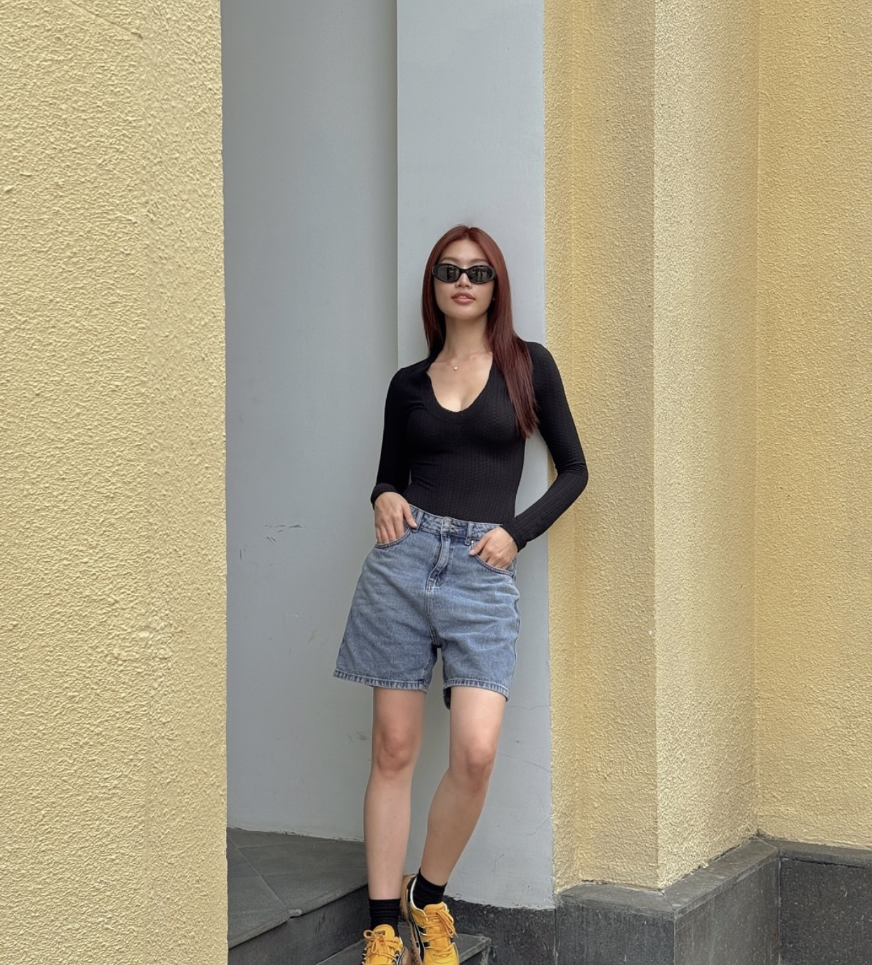 Á hậu Quỳnh Châu lựa chọn phong cách thời trang tối giản nhưng vẫn toát lên nét gợi cảm hiện đại trong giai đoạn mang thai. Cô diện áo thun đen dáng ôm với phần cổ khoét vừa phải, tôn vóc dáng thon gọn và mang lại cảm giác khỏe khoắn, năng động. Kết hợp cùng quần short denim cạp cao, tổng thể trang phục vừa trẻ trung vừa tạo sự thoải mái