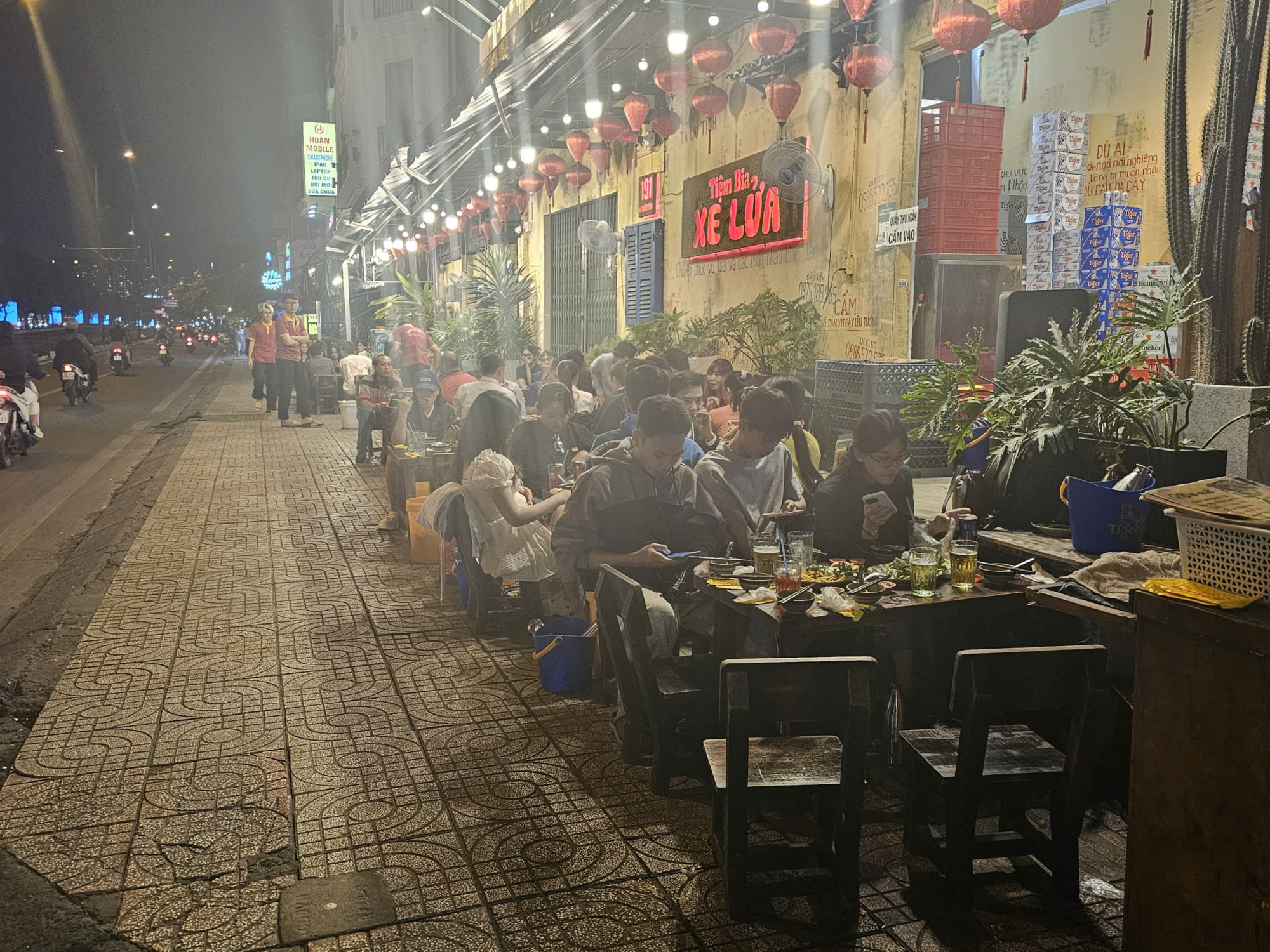 Vỉa hè tại quán Xe Lửa mà Báo Phụ nữ TPHCM đã phản ánh đã thông thoáng. Ảnh: A.X.