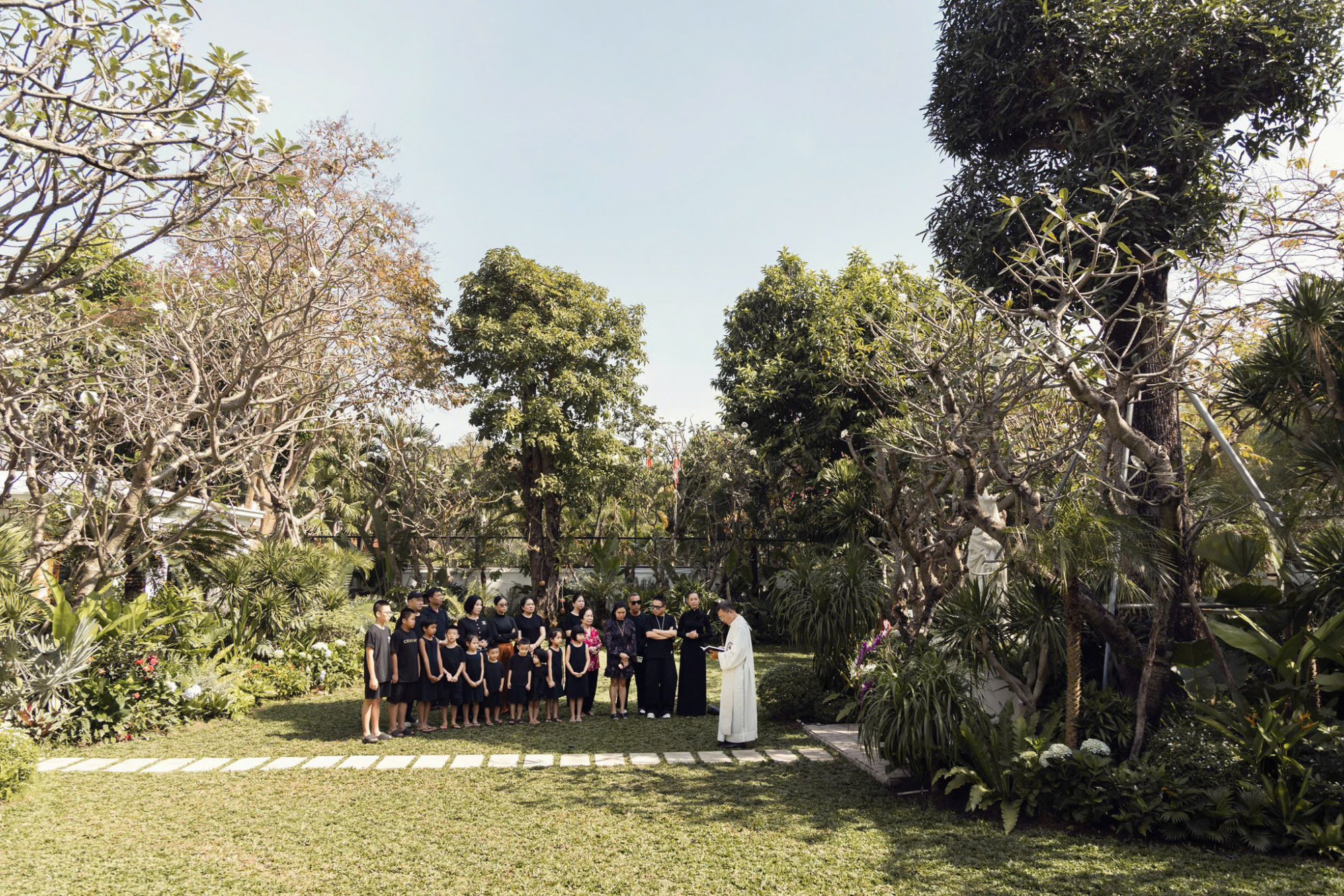 NTK Đỗ Mạnh Cường và 10 con của anh vừa dọn về sống tại căn biệt thự ở khu Thảo Điền (nay thuộc phường An Khánh, TPHCM)