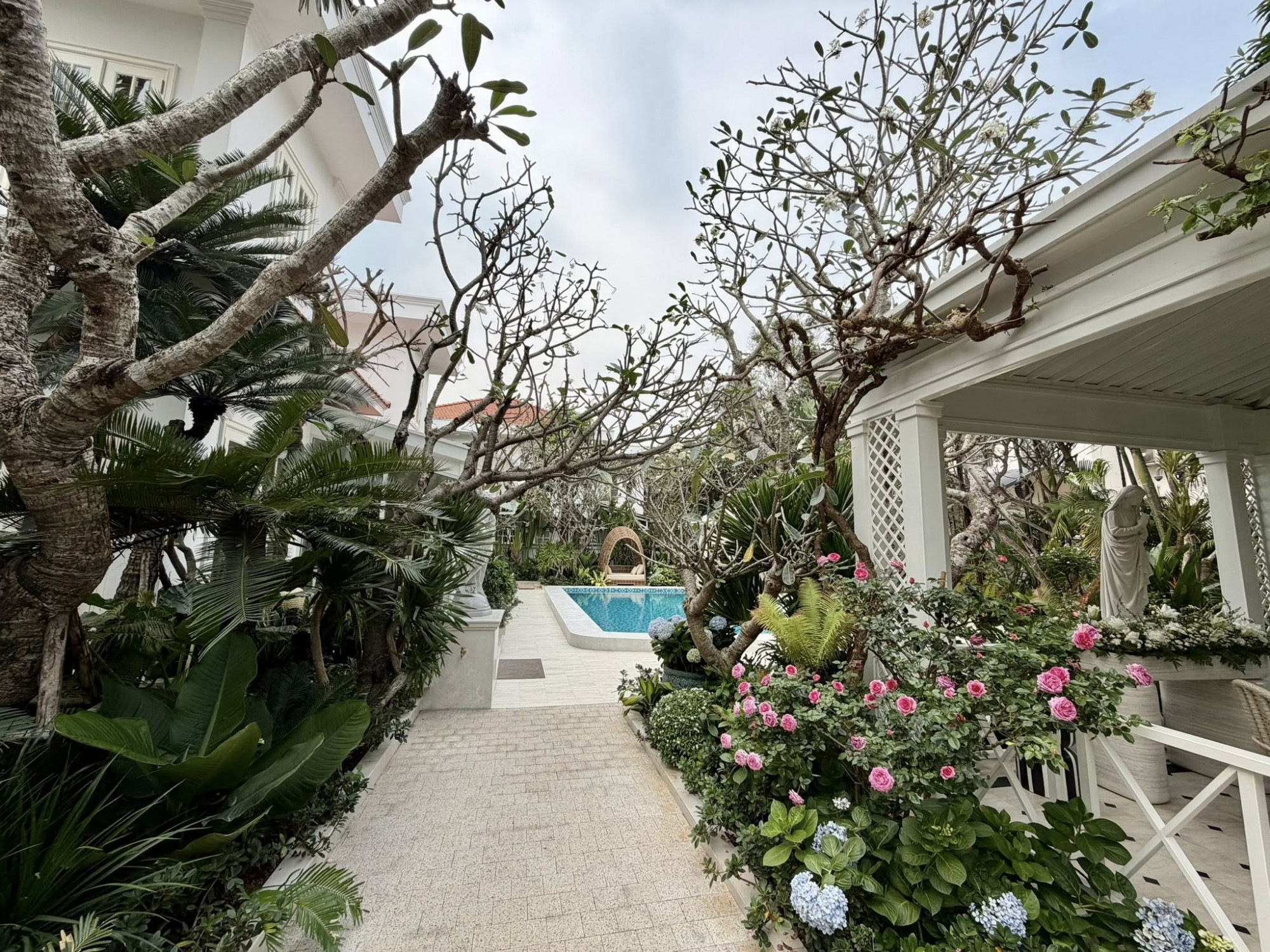 Căn biệt thự có thiết kế tối giản, có hồ bơi bên trong phục vụ nhu cầu cho gia đình nhỏ. Đỗ Mạnh Cường hiện sống cùng 10 đứa con. 