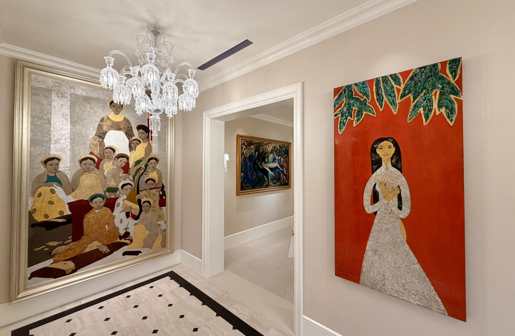 Bên trong căn biệt thự, Đỗ Mạnh Cường trang trí khá nhiều tranh. Gần đây, anh thích sưu tầm tranh của nhiều hoạ sĩ. 