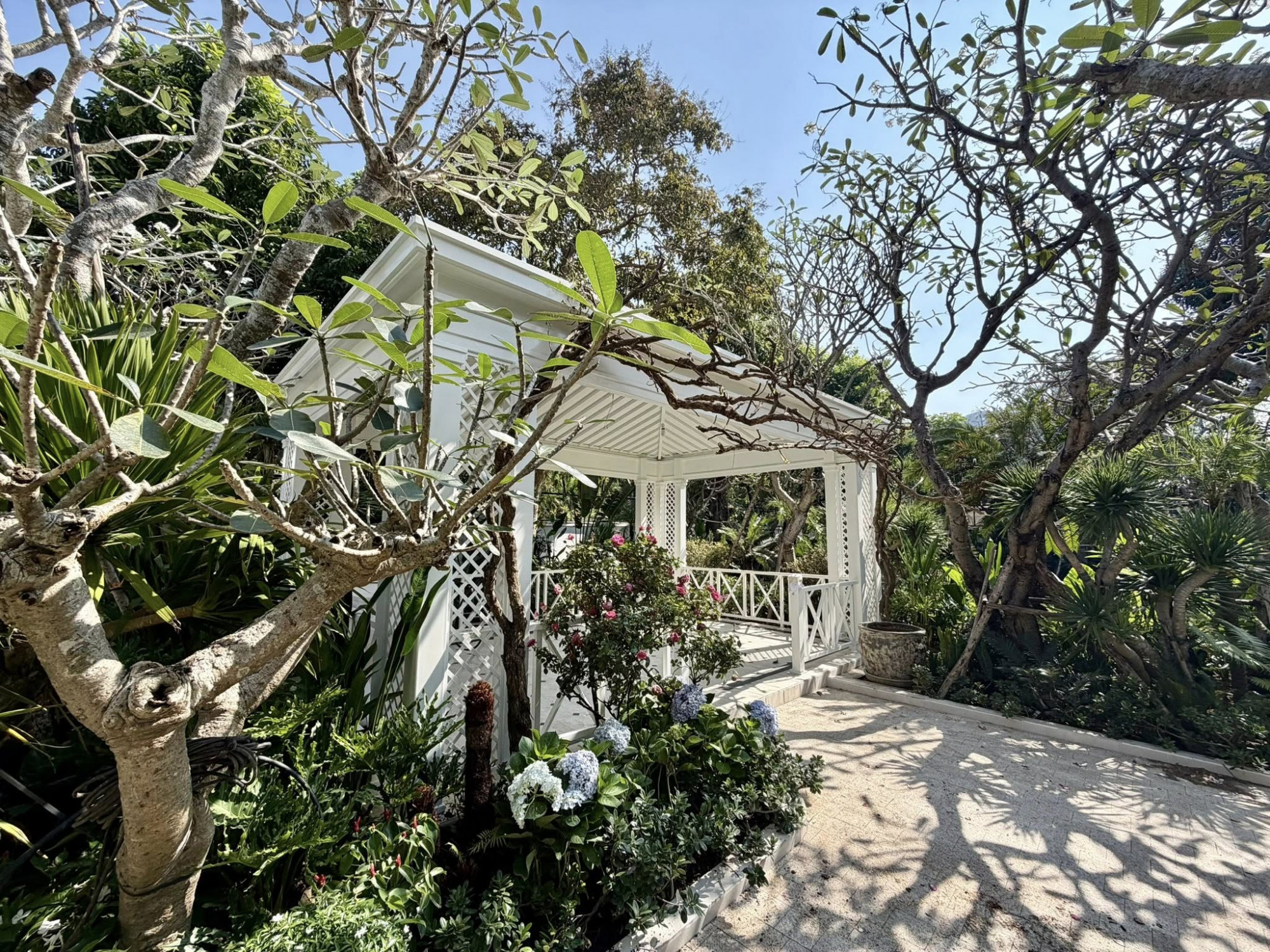 Trong khuôn viên vườn cũng có những nơi nghỉ ngơi, ngắm cảnh