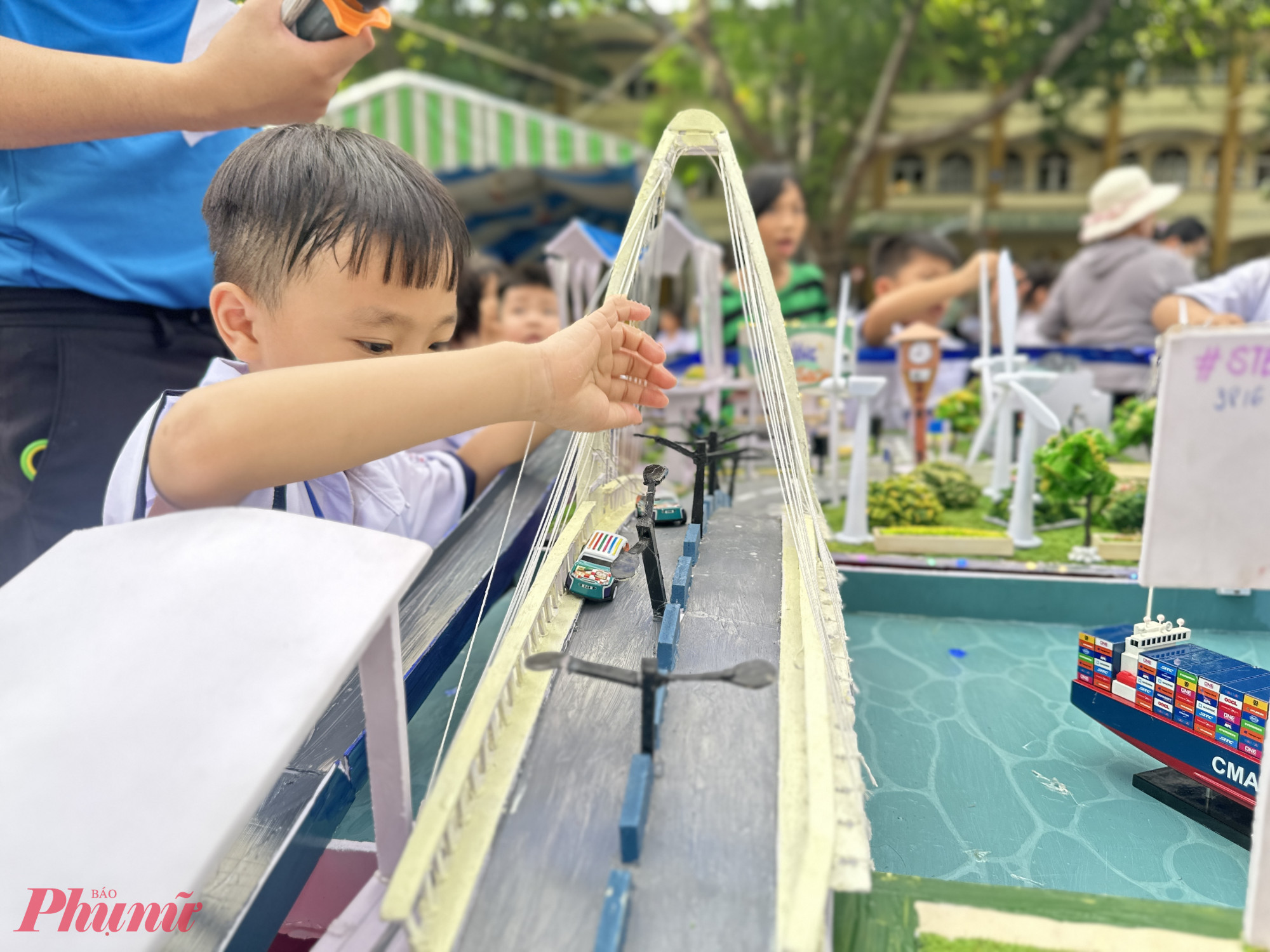 Học sinh một trường tiểu học ở TPHCM trong một hoạt động khám phá khoa học vui ở trường - Ảnh: N.A