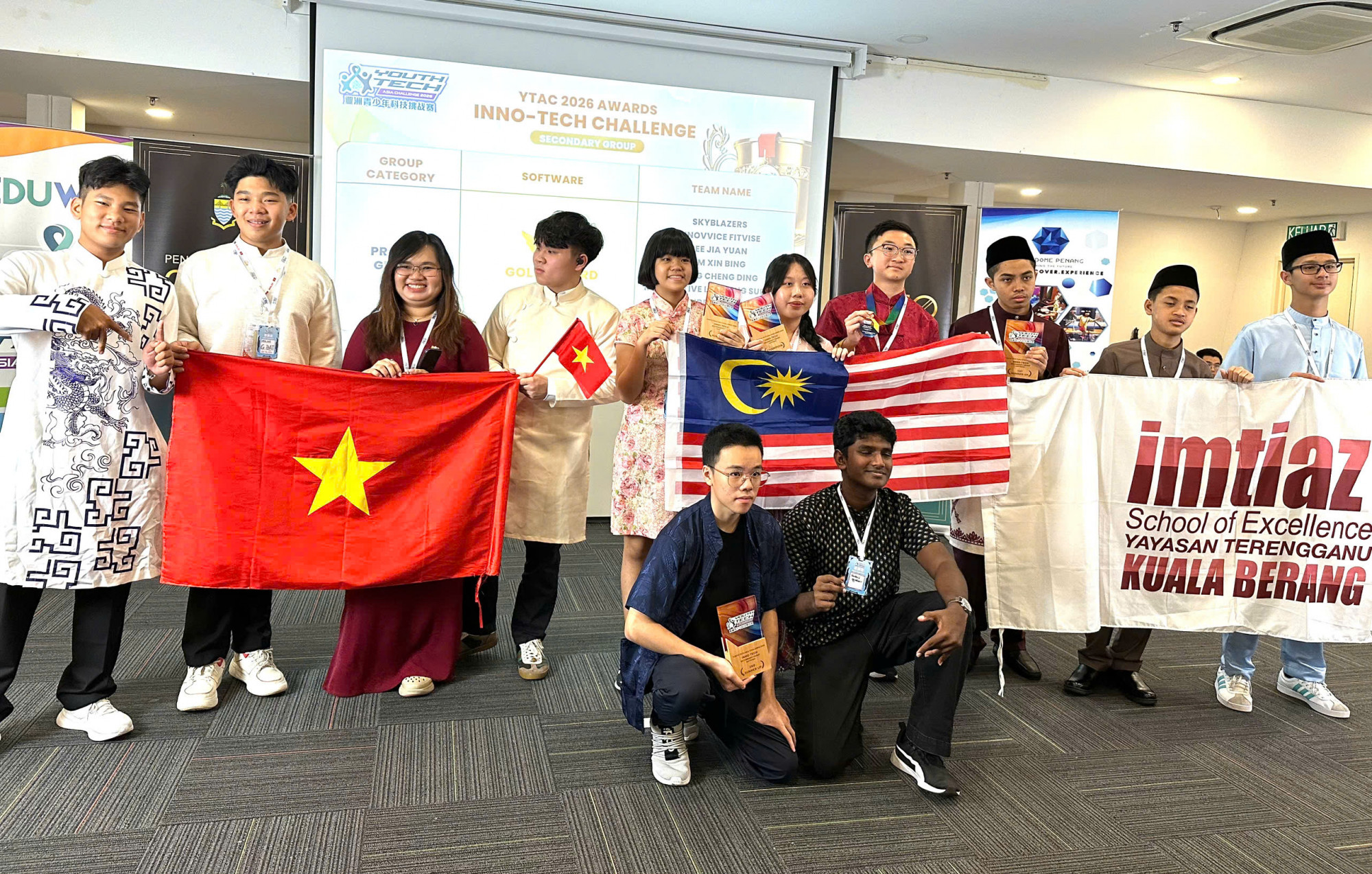 Các đội thi đạt giải Vàng của bảng Inno-Tech Secondary - Ảnh: BTC
