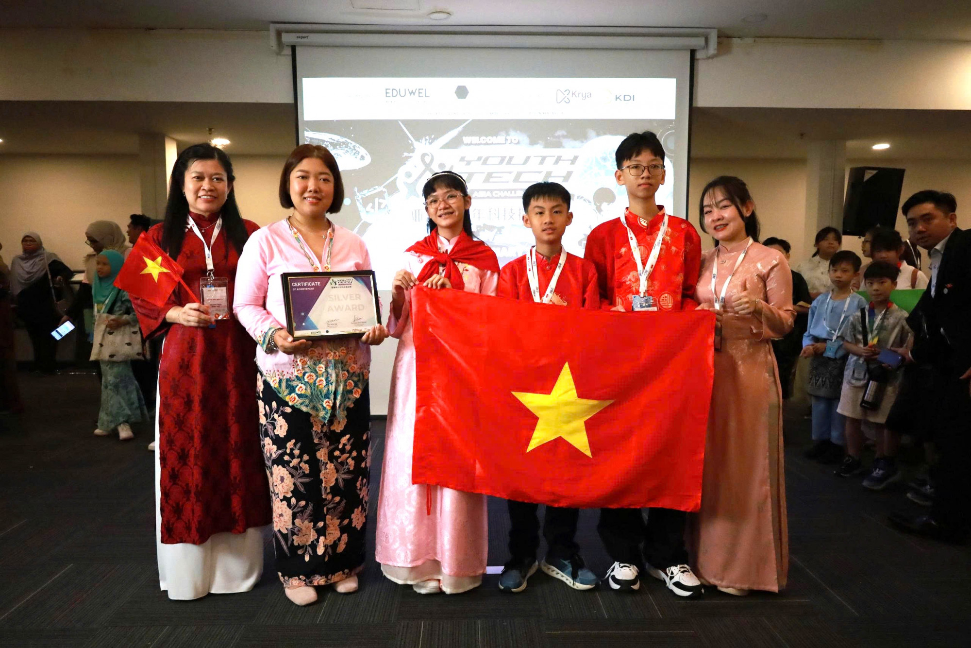 Đội thi đến từ Trường THCS Bình Thọ (TPHCM) nhận giải Bạc từ Ban tổ chức - Ảnh: BTC