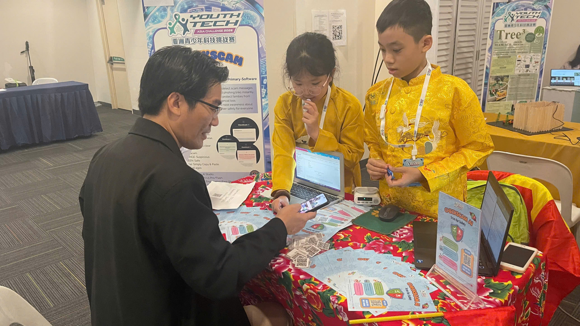 Học sinh Việt Nam thuyết trình với Ban giám khảo - Ảnh: BTC