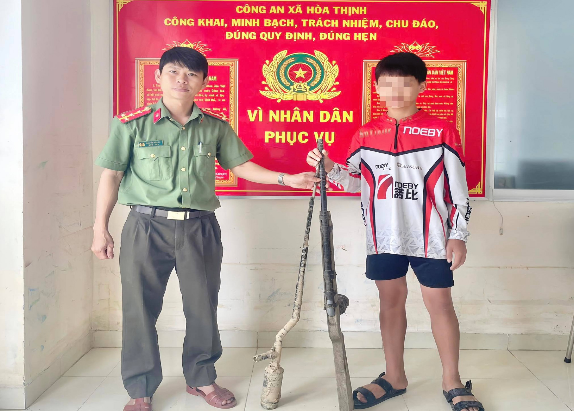 Công an xã Hòa Thịnh (tỉnh Đắk Lắk) cho biết, đơn vị vừa tiếp nhận 2 khẩu súng cồn tự chế (đã bị hư hỏng) do em N.N.T.