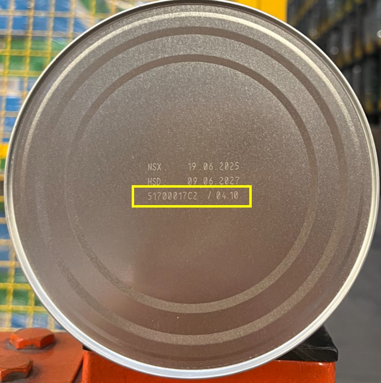 Người tiêu dùng vui lòng tham khảo danh sách đầy đủ các sản phẩm và lô bị ảnh hưởng dưới đây. Số lô và hạn sử dụng được in ở đáy lon như minh họa trong hình ảnh bên dưới.