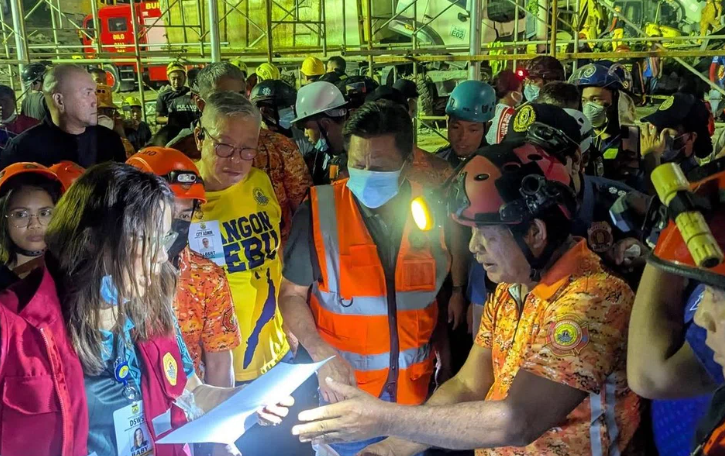 Các đơn vị cứu hộ vẫn đang tìm kiếm những người sống sót sau vụ sập.  ẢNH: NESTOR ARCHIVAL/FACEBOOK